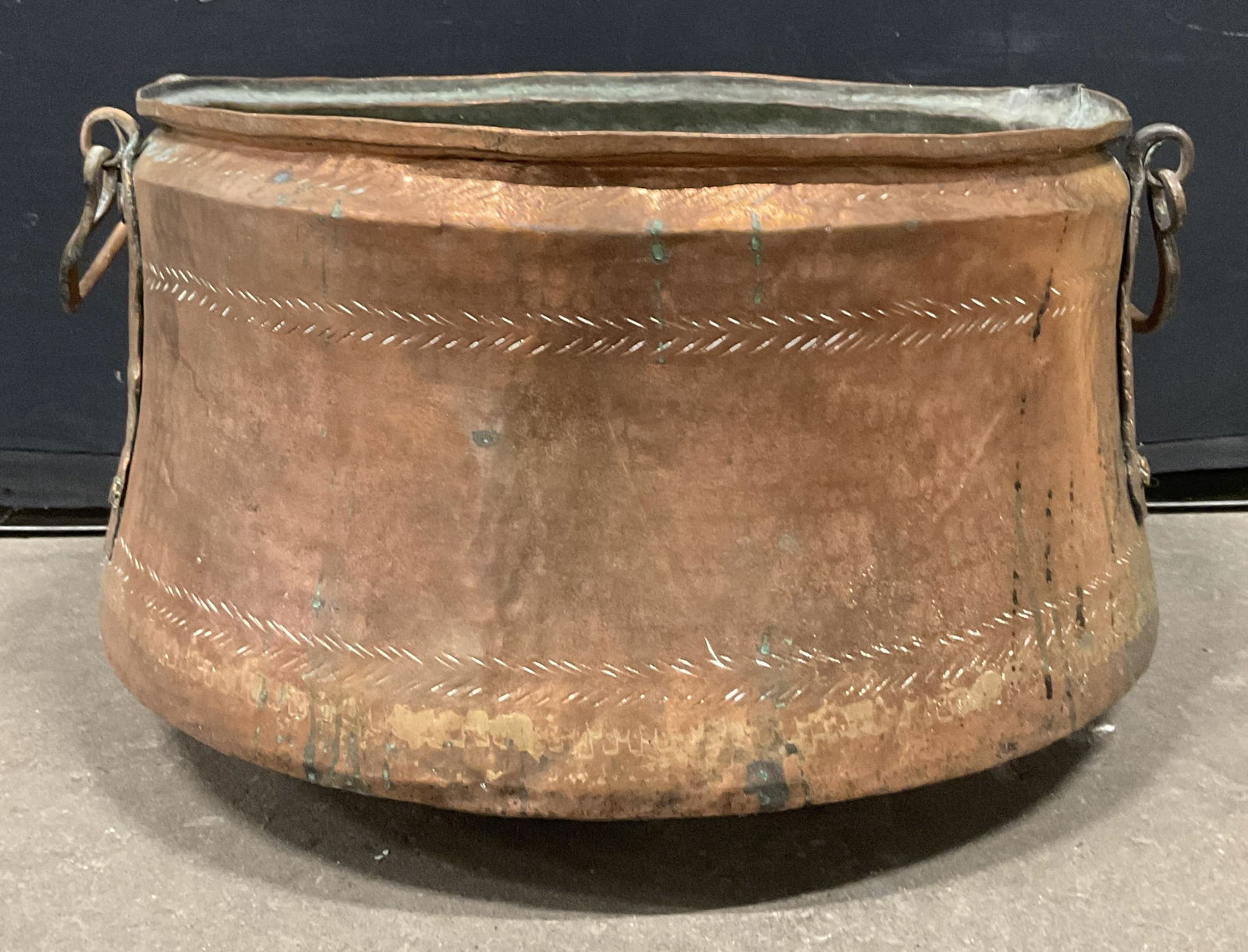Vintage Handled Hammered Copper Bucket (1 of 7)
