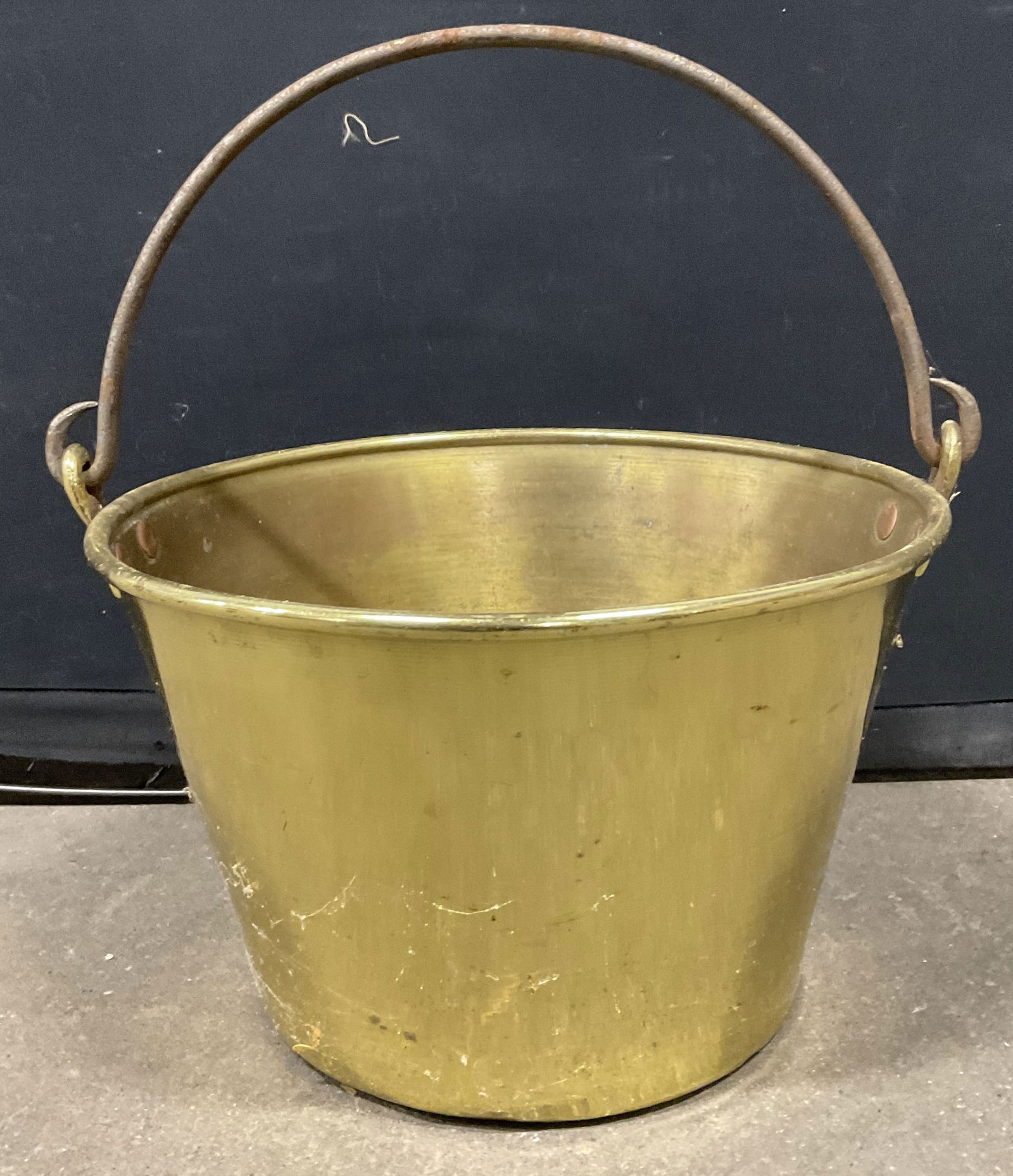 Antq G. HUSSE & CO. Brass Bucket W/ Copper Handle (1 of 8)