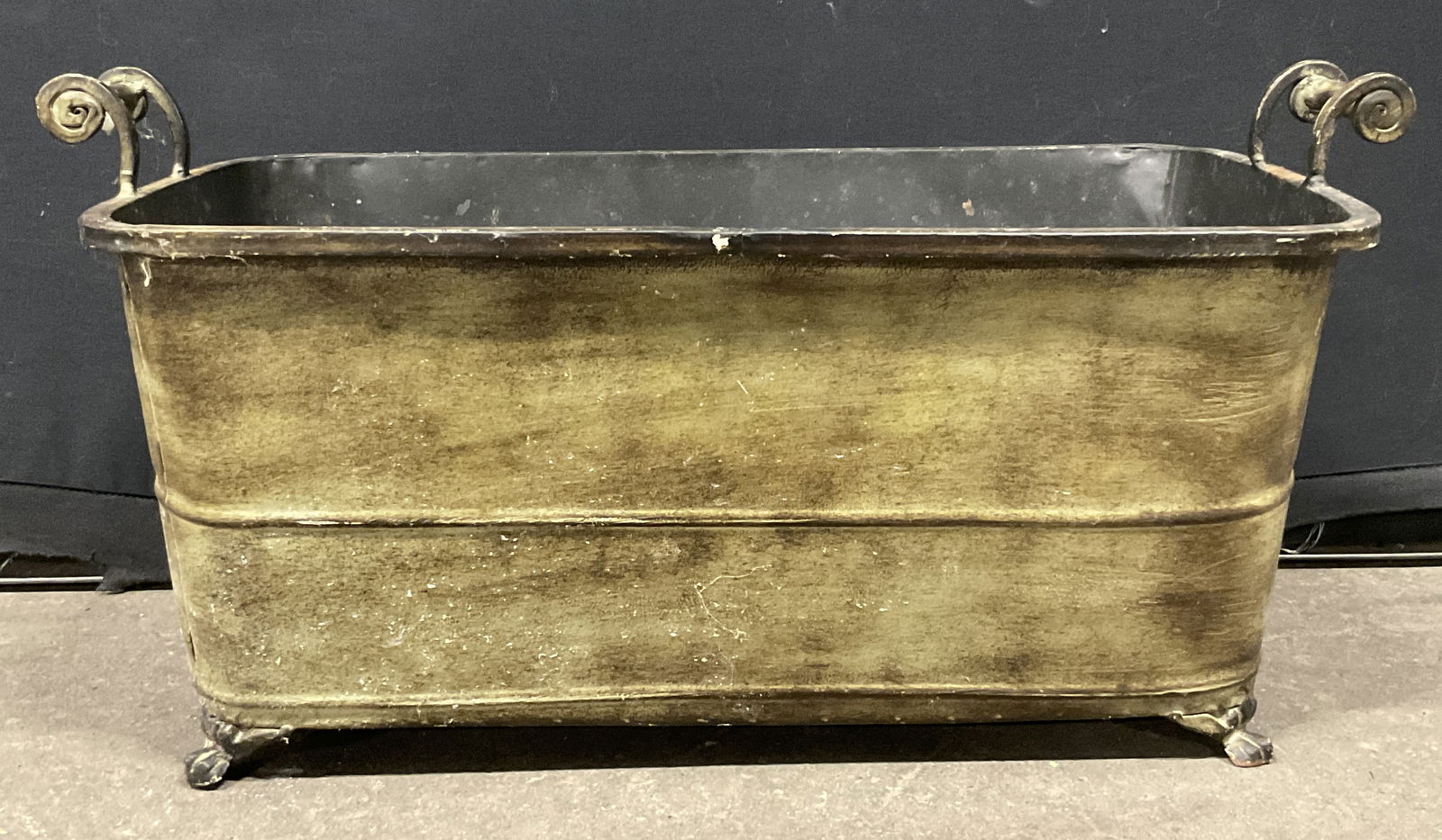 Lateral Metal Claw Footed Planter W/ Handles (1 of 8)