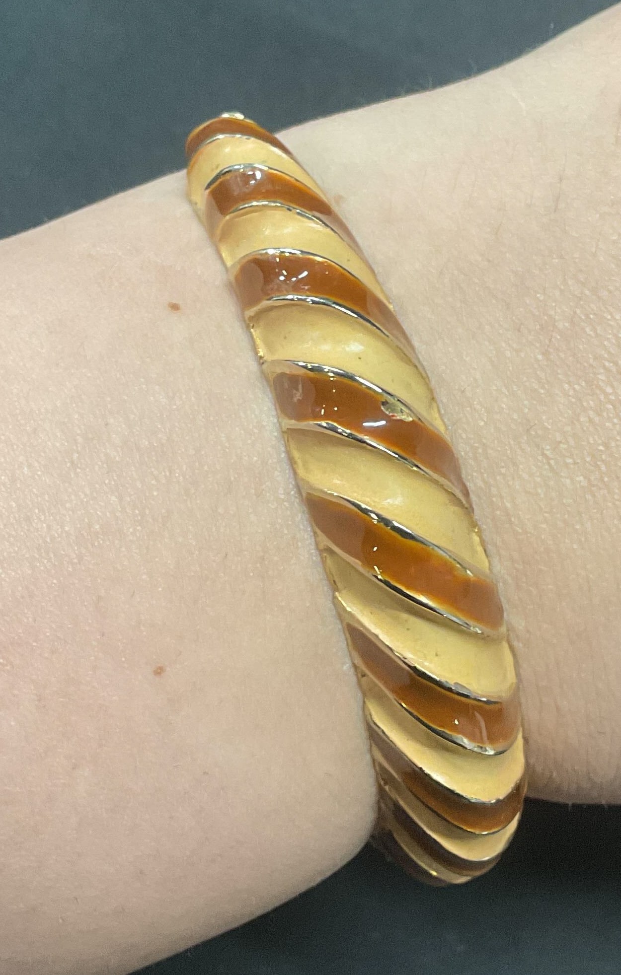 Vntg Les Bernard Gold Tn Brown/Peach Enamel Bangle (1 of 6)
