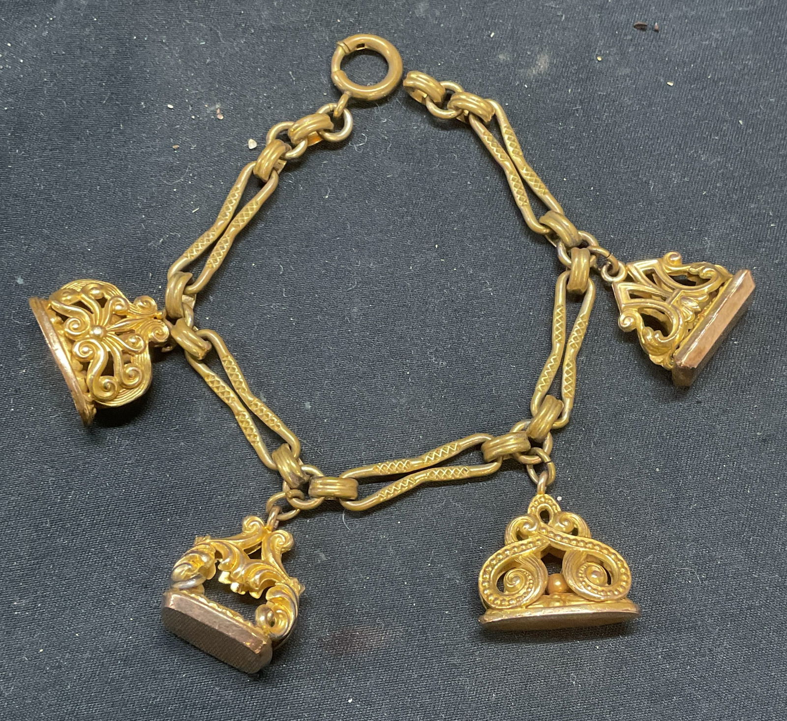 Vintage Gold Tone Charm Pendant Bracelet (1 of 6)