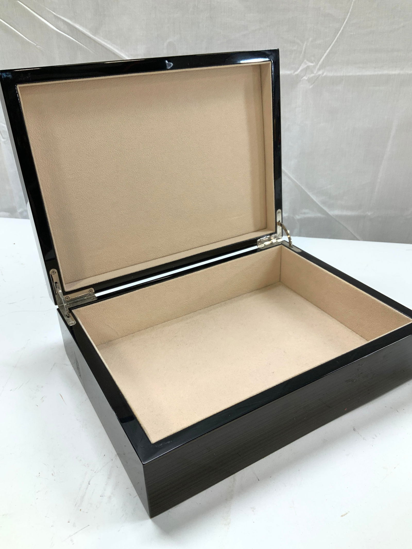 Lacquered Keepsake/ Jewelry Box (1 of 10)