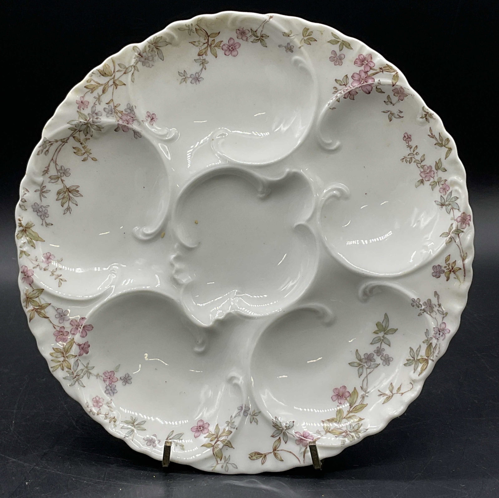 HAVILAND LIMOGES Vntg French Porcelain Oyster Plate: A vintage French porcelain plate featuring a floral motif. Underside signed HAVILAND & CO. LIMOGES and H & CO. L FRANCE. Measures approx. 8.25L x 8.25W in. Surface wear consistent with age, use, and e