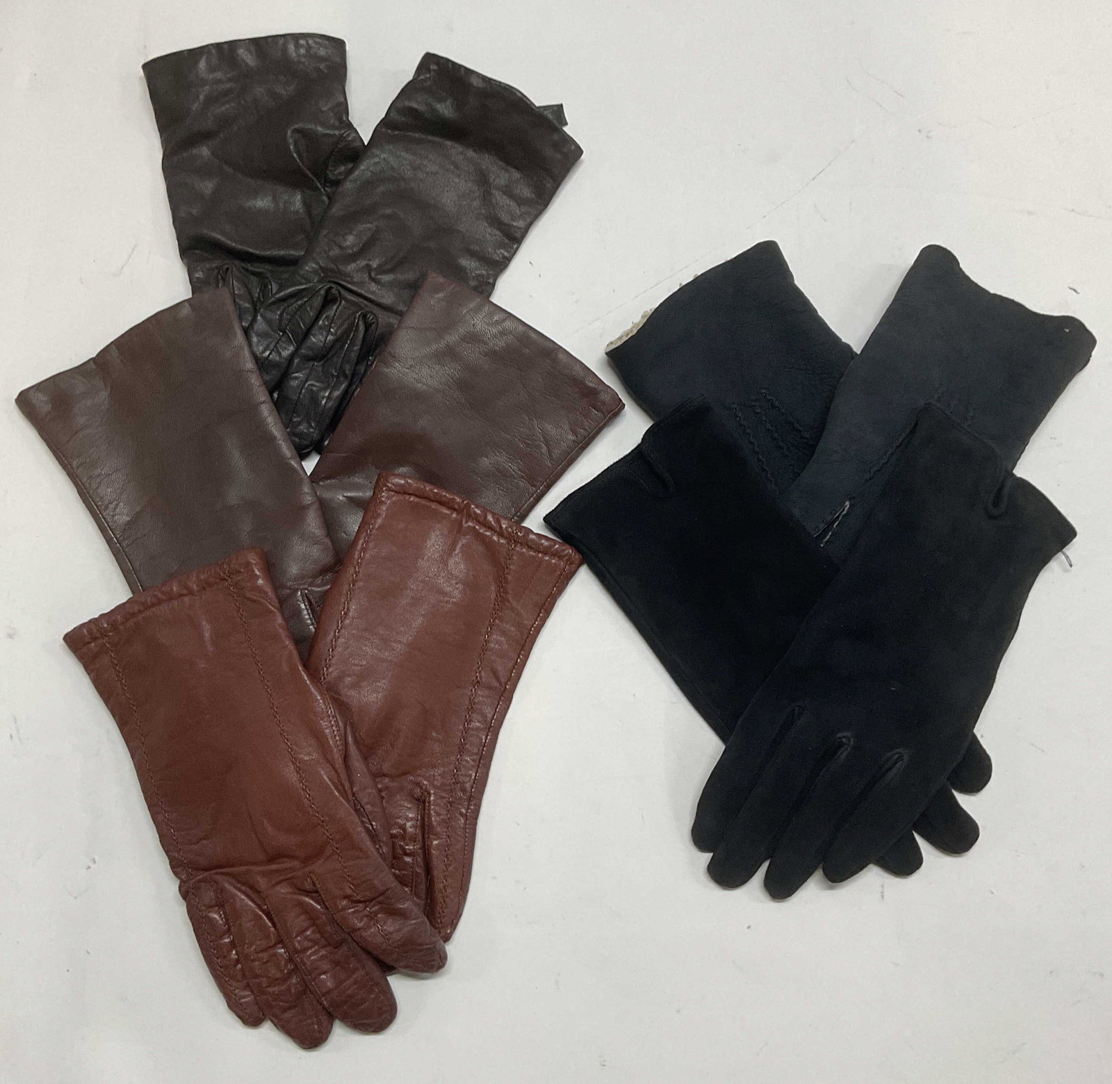 5 Leather & Suede Gloves, Echo, Portolano Italy+: Lot of 5 pairs of suede and leather gloves. Echo black suede gloves. Made in Italy. FOWNES brown leather gloves. Alexanders brown leather gloves. Portolano black suede gloves. Made in Italy. Black lea