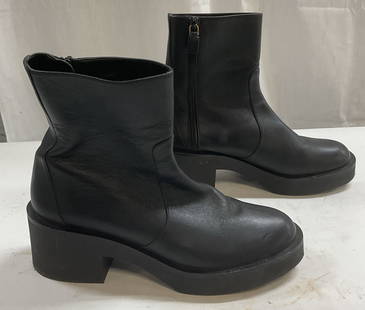 Stuart WEITZMAN Black Leather Boots, Spain: Stuart WEITZMAN black leather ankle boots with side zipper. Size 9.5. Made in Spain. Some wear to leather and soles consistent with exposure. Stuart WEITZMAN, Stuart WEITZMAN boots, Stuart WEITZMAN sh