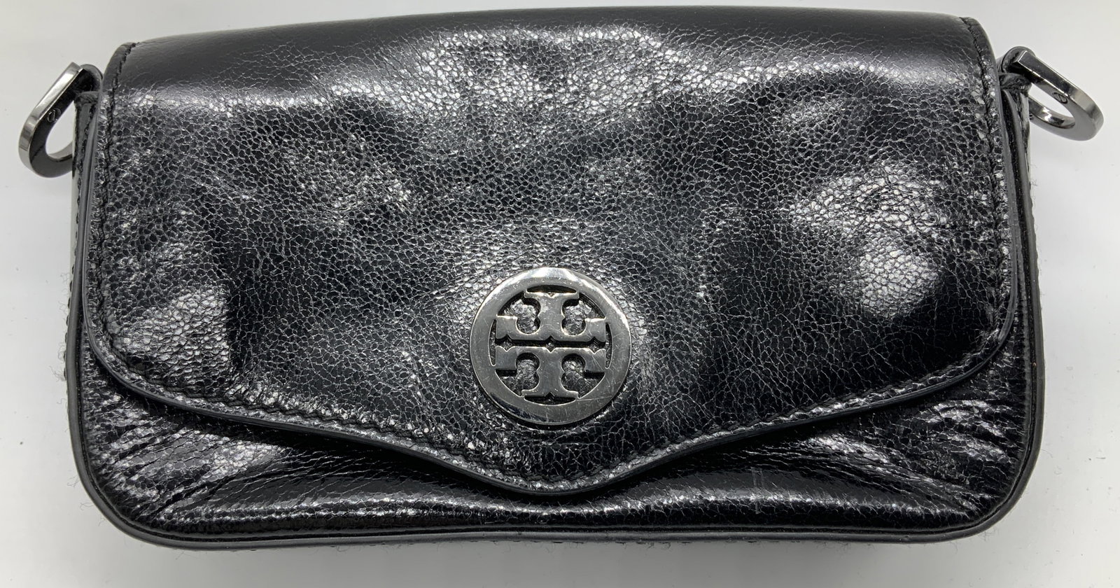 TORY BURCH LEATHER CROSSBODY PURSE: Tory Burch Black Leather Robinson Flap Crossbody Bag with a gunmetal cable chain strap that detaches. can be used as a crossbody purse or clutch. Bag measures 7.25 in. L x 4.5 in. Ht. Large enough for