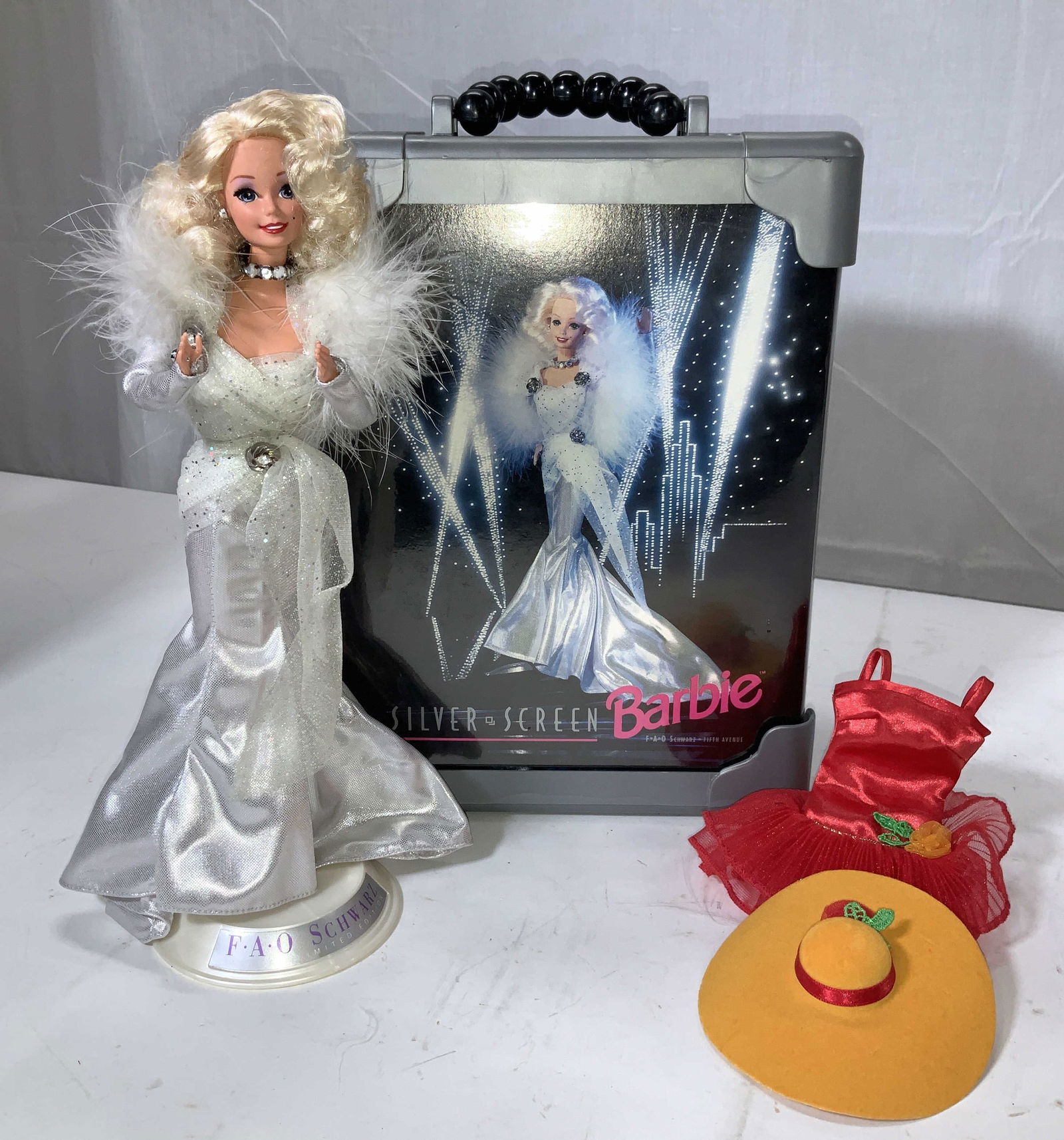 Collectible Silver Screen Barbie+Case+ Fao Schw (1 of 17)