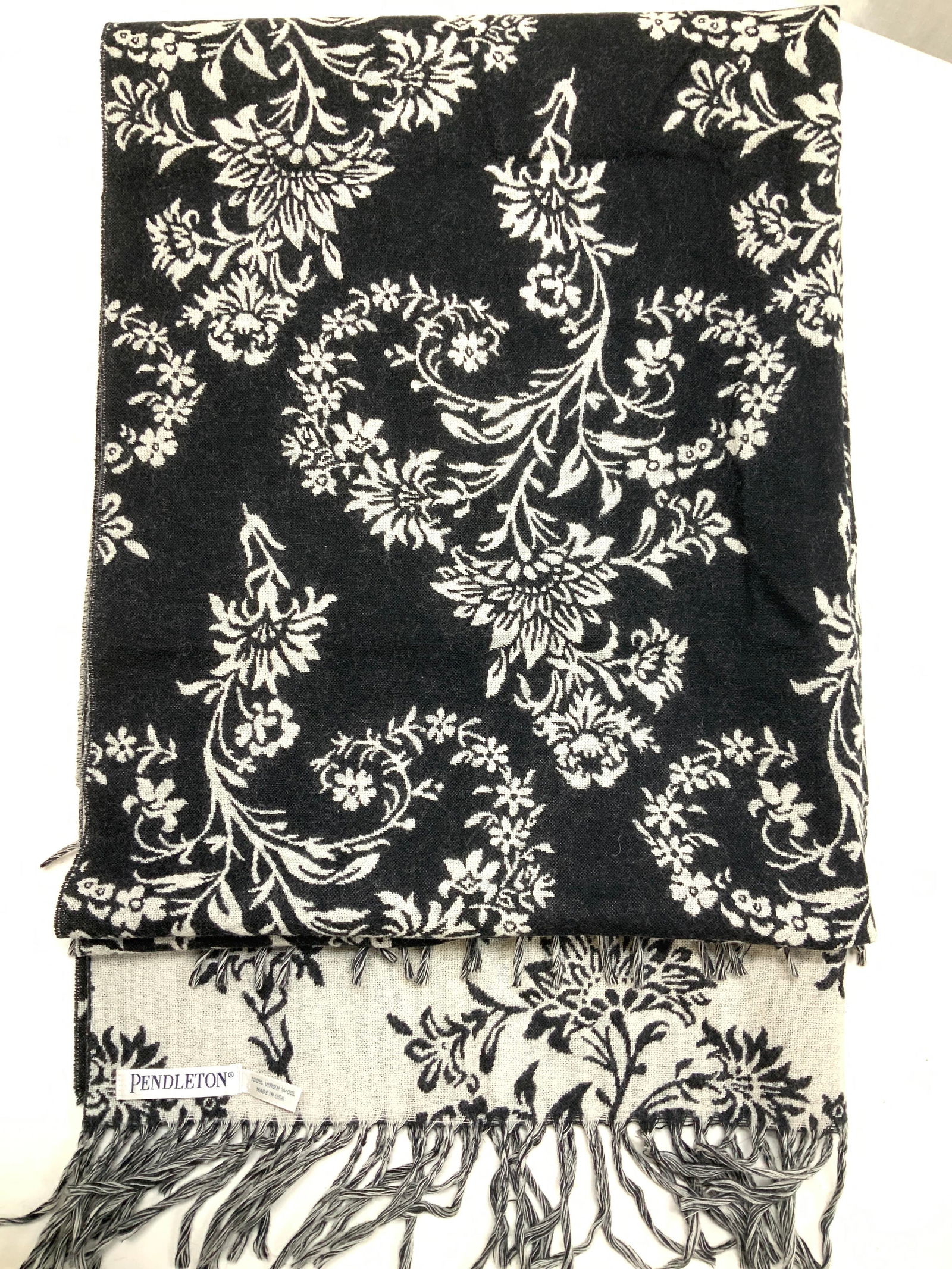 PENDLETON Virgin Wool Shawl/Wrap, USA (1 of 6)
