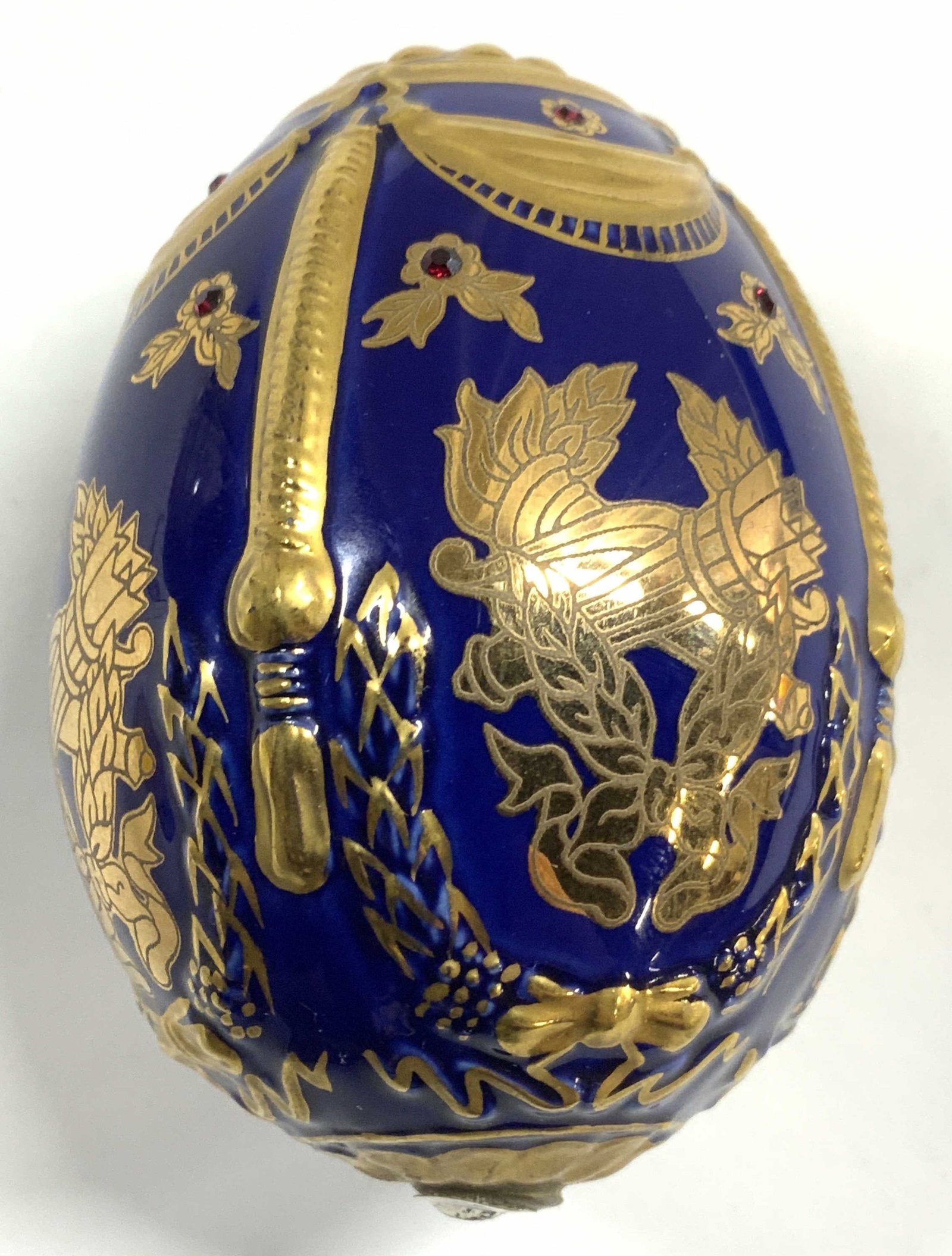FRANKLIN MINT Faberge Imperial Jeweled Egg: FRANKLIN MINT Faberge Imperial Jeweled Egg the Heritage of the Czars. Tag reads FM. Piece is cobalt blue with gold toned painted gilt detailed. Piece has red toned rhinestone detail. Egg form measures
