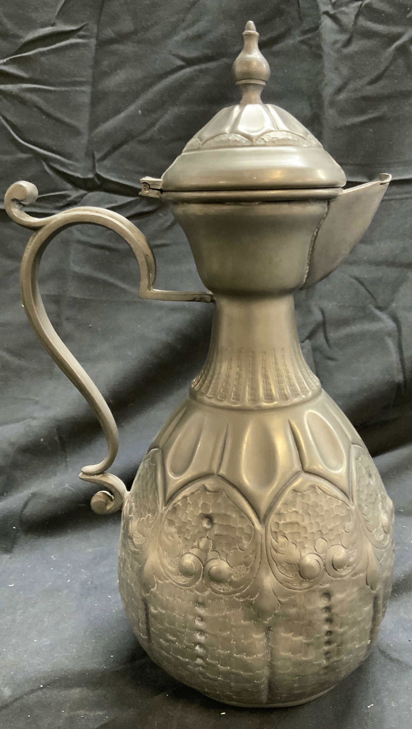 PELTRO BON 95 Vintage Pewter Coffee Pot W Lid: Underside is inscribed PELTRO BON 95. Coffee Pot is silver toned and pewter. Piece is vintage. Vessel has c curl form handle. Coffee pot has intricate etched scrolling and other relief detail. Piece m