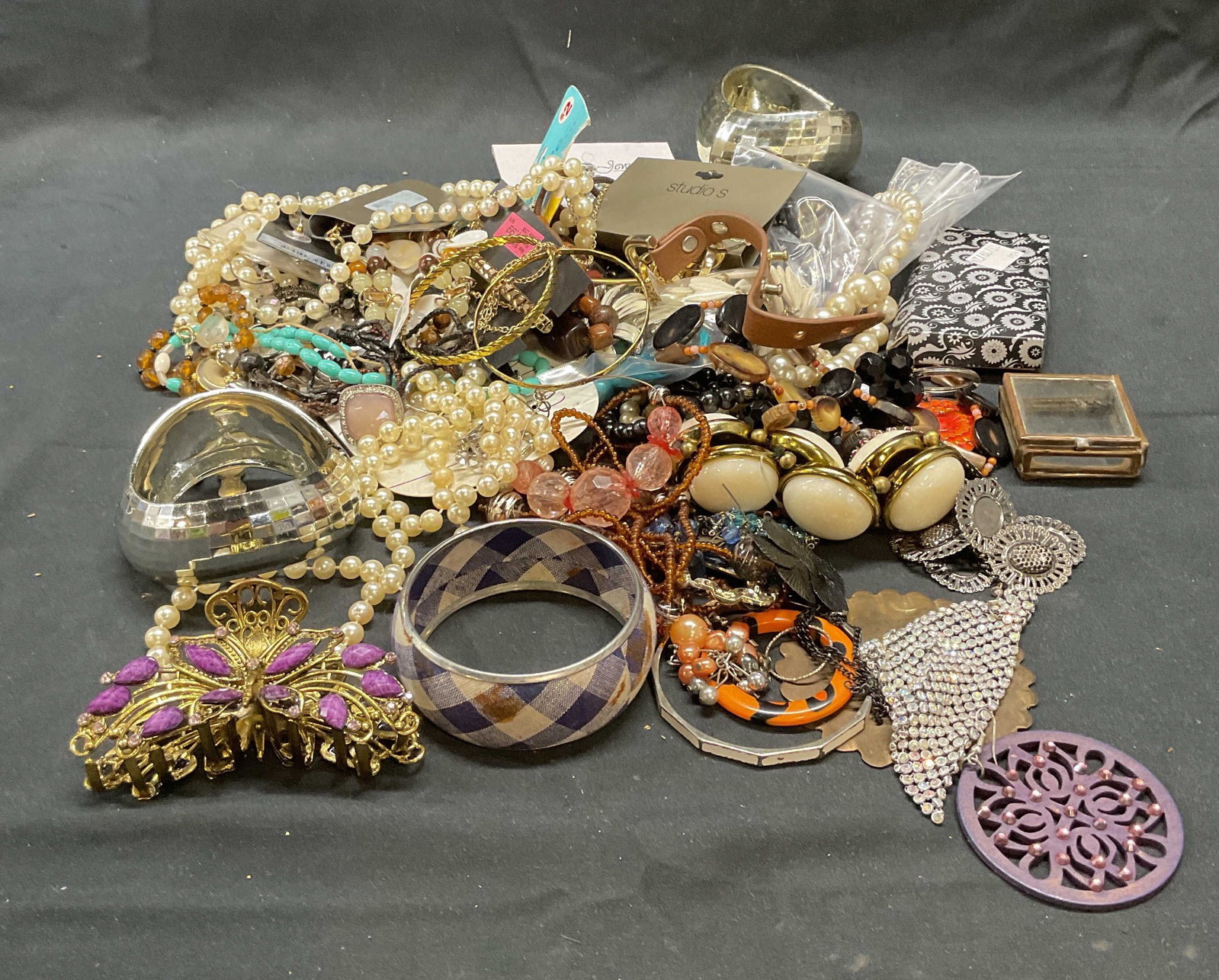 Group Lot 50+ Costume Jewelry & Accessories: Group lot of 50+ pieces of Costume jewelry. Includes necklaces, bracelets, earrings, and rings. Also includes hair accessories and miscellaneous items. Assorted sizes and materials. All pieces are As 