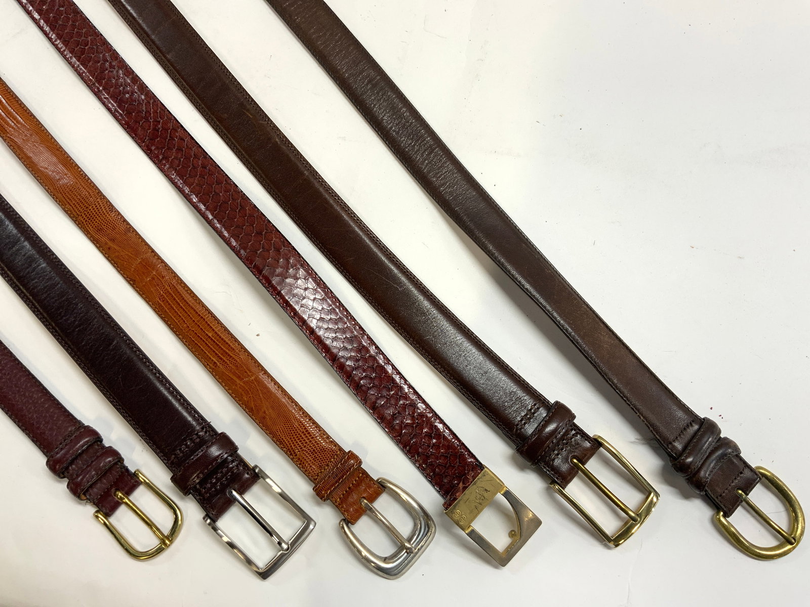 Lot 6 Assorted Mens Unisex Leather Belts: Lot includes 6 belts (wine red with gold toned buckle (LL BEAN), dark brown with silver buckle (LANDS END) , tan with silver toned buckle (LANDS END), wine red with scale texture and gold toned buckle