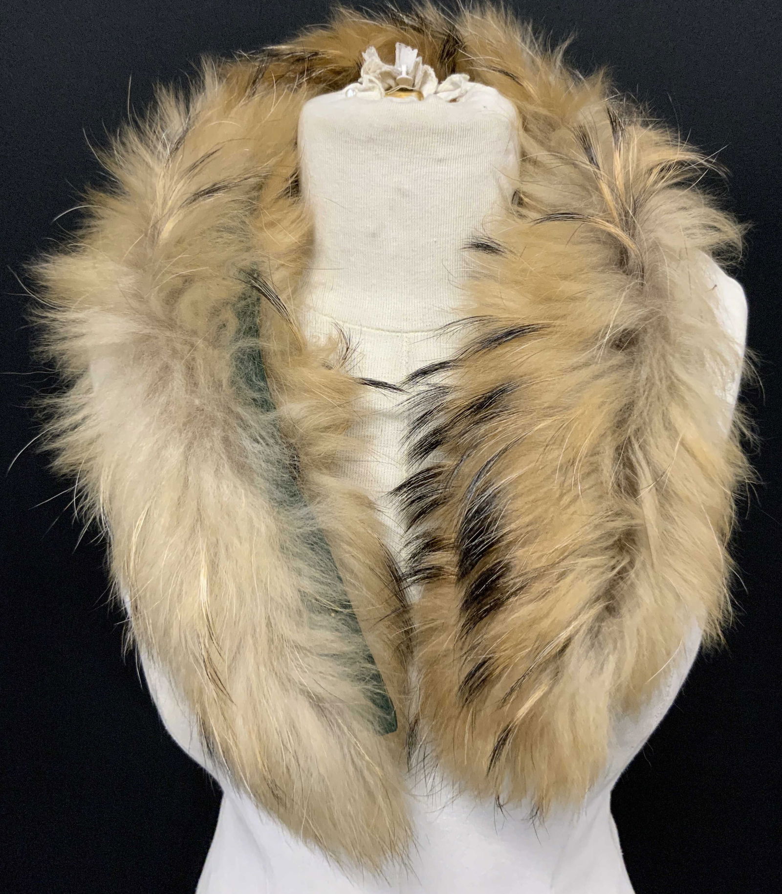 Faux Fur Womens Stole Womens Fashion: Stole appears to be faux fur. Piece is tan, beige & black toned. Stole has green toned fabric with brown toned buttons. Piece measures approximately 32 inches long. Stole, faux fur stole, womens stole