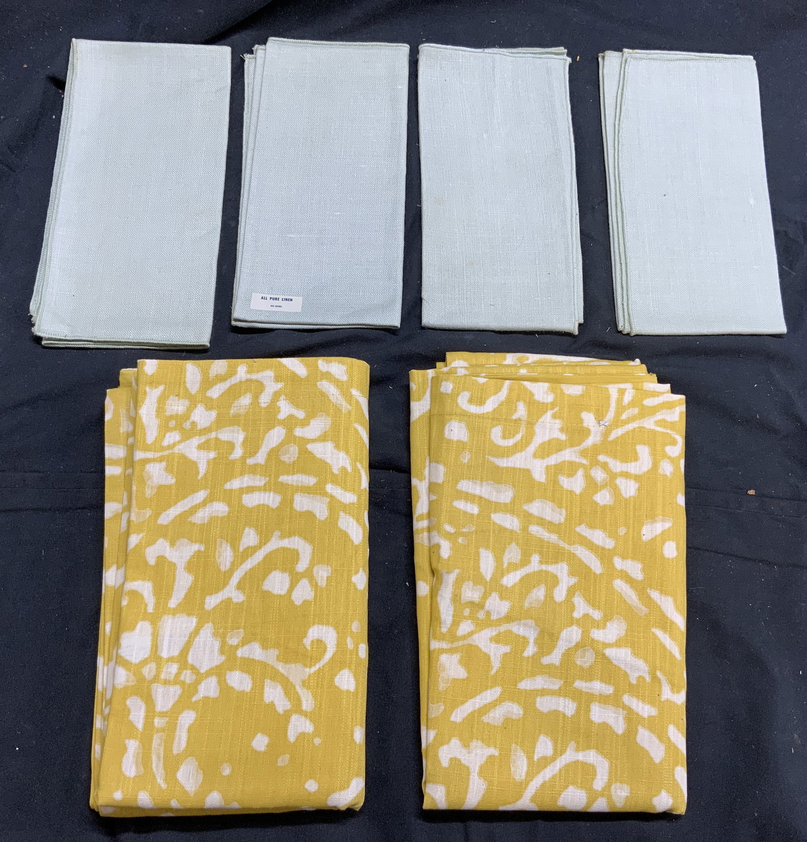 Lot 6 Table Linens & Pillows Cases (1 of 7)