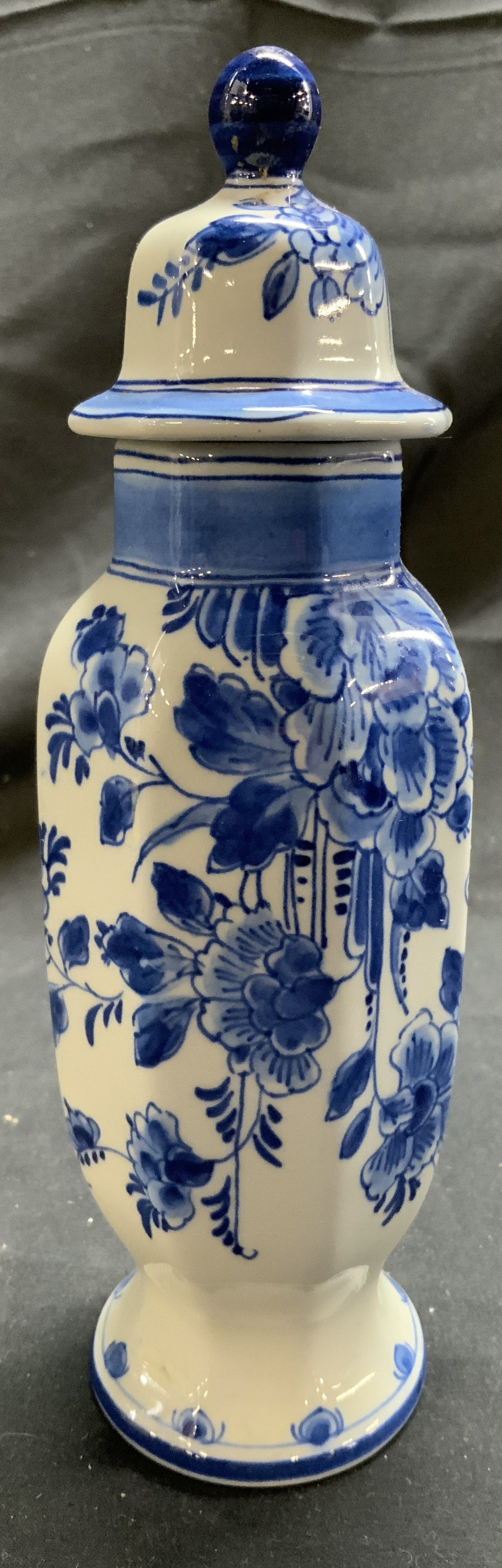 DELFT Vntg Porcelain Jar W Lid Blue & White (1 of 8)