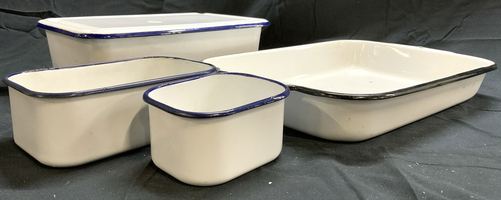 Lot 4 Assorted Metal & Enamel Serving Dishes (1 of 6)