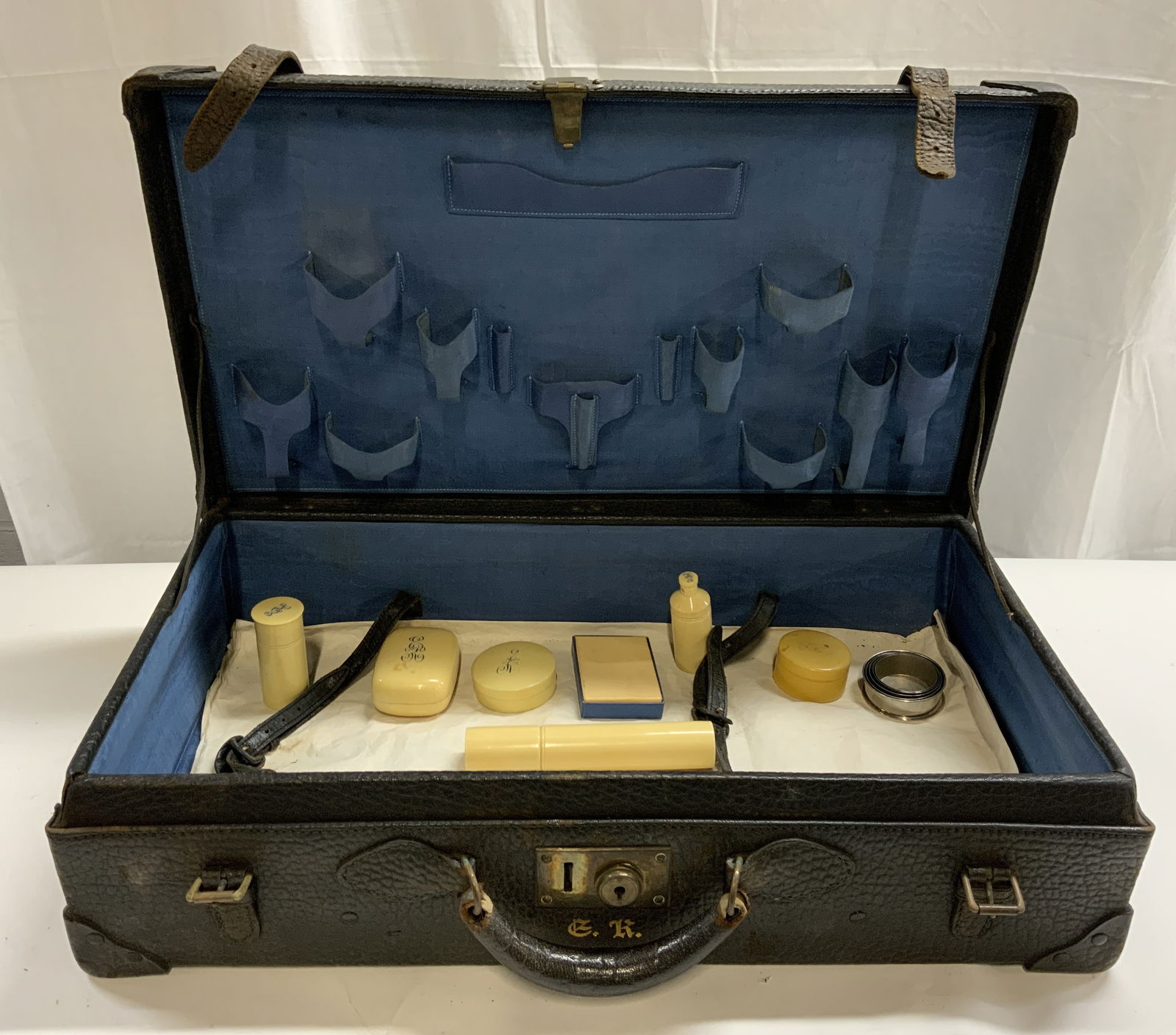 Lot 9 Vntg Leather Case & Bakelite Grooming Accs (1 of 7)