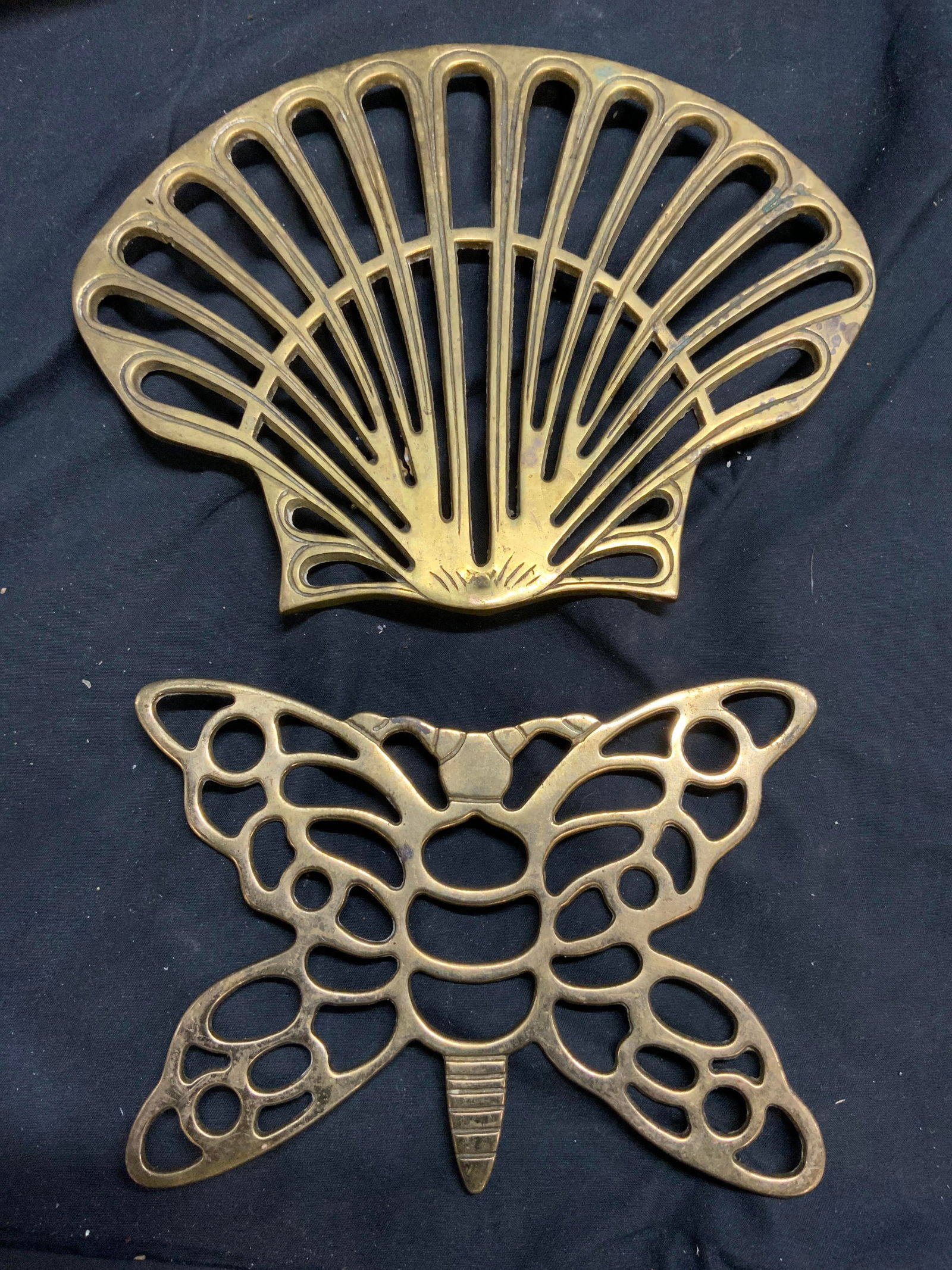 Lot 2 Vntg Brass Shell & Butterfly Trivets (1 of 6)