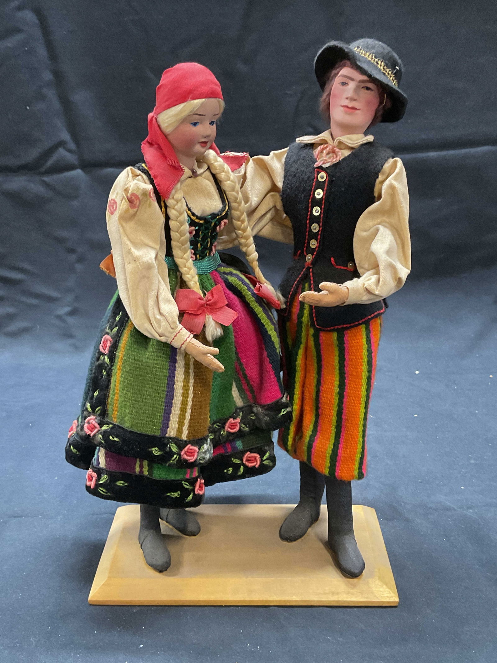 Vntg Stroj Lowicki Polish Costume Display Dolls: Vintage Stroj Lowicki Polish traditional costume display dolls. Fabric and composite materials on wood base. Total dimensions approx. 6 x 3 x 10 inches. Some wear to materials consistent with exposure