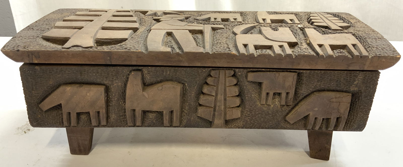 Vntg Tribal Wooden Lidded Keepsake Box W Feet (1 of 8)
