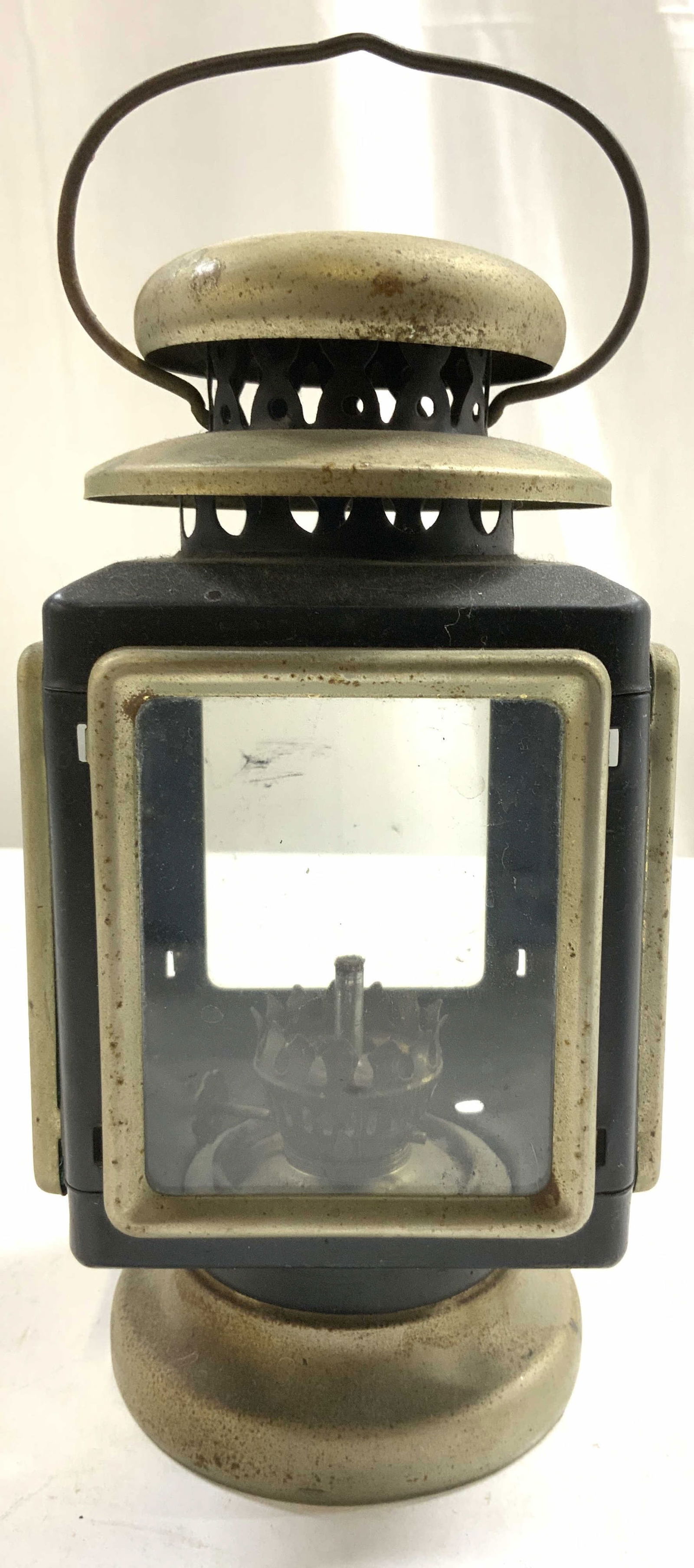 Vintage Metal Black Carriage Oil Lamp W Handle (1 of 6)