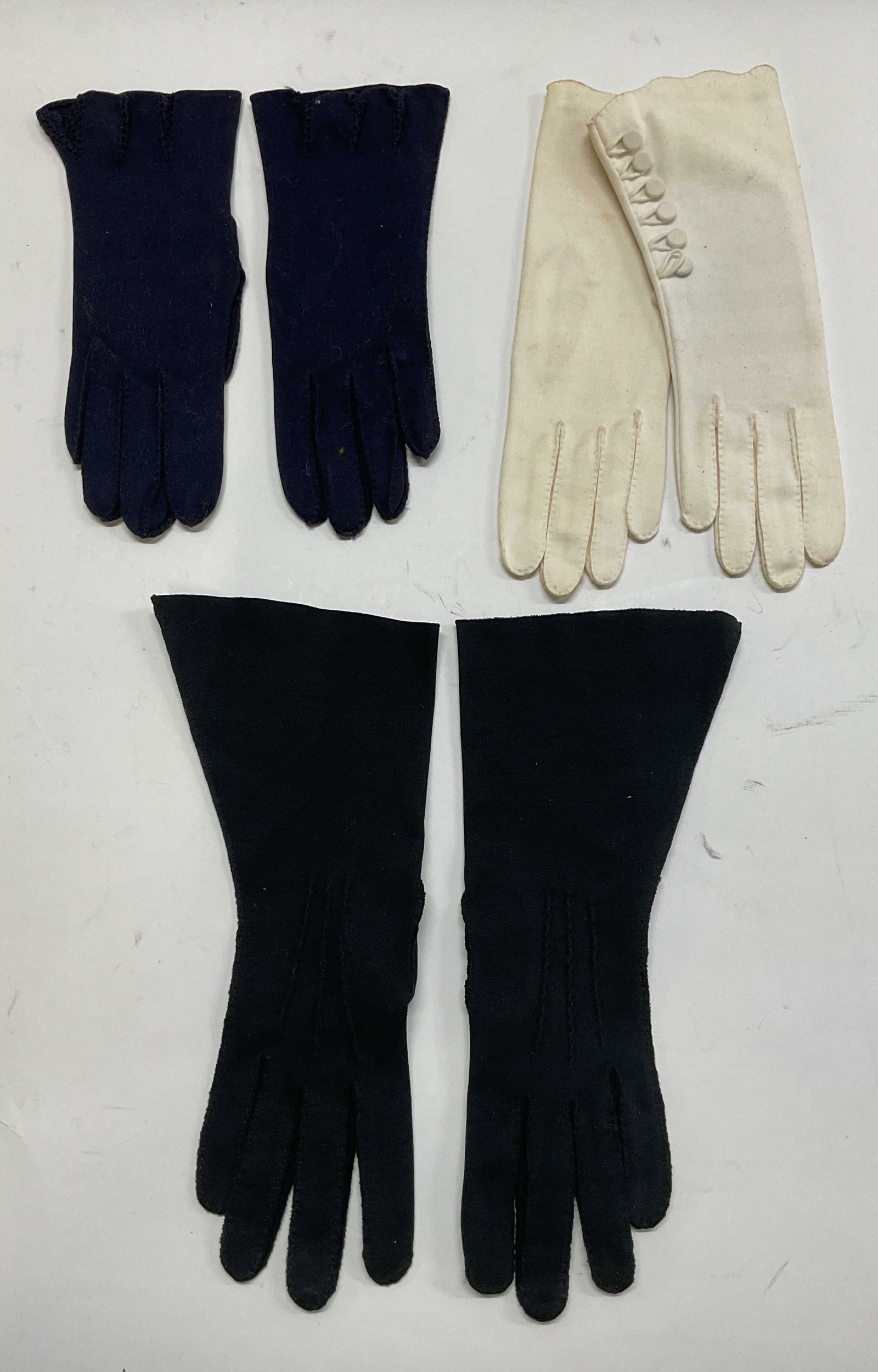 Lot 3 Vntg Chatwood, Van Raalte Cotton Gloves: Chatwood white cotton gloves, new with tag. Van Raalte blue cotton gloves. Black cotton gloves. Longest pair measure approx. 11.5 inches long. All pieces have some wear to material including blemishes