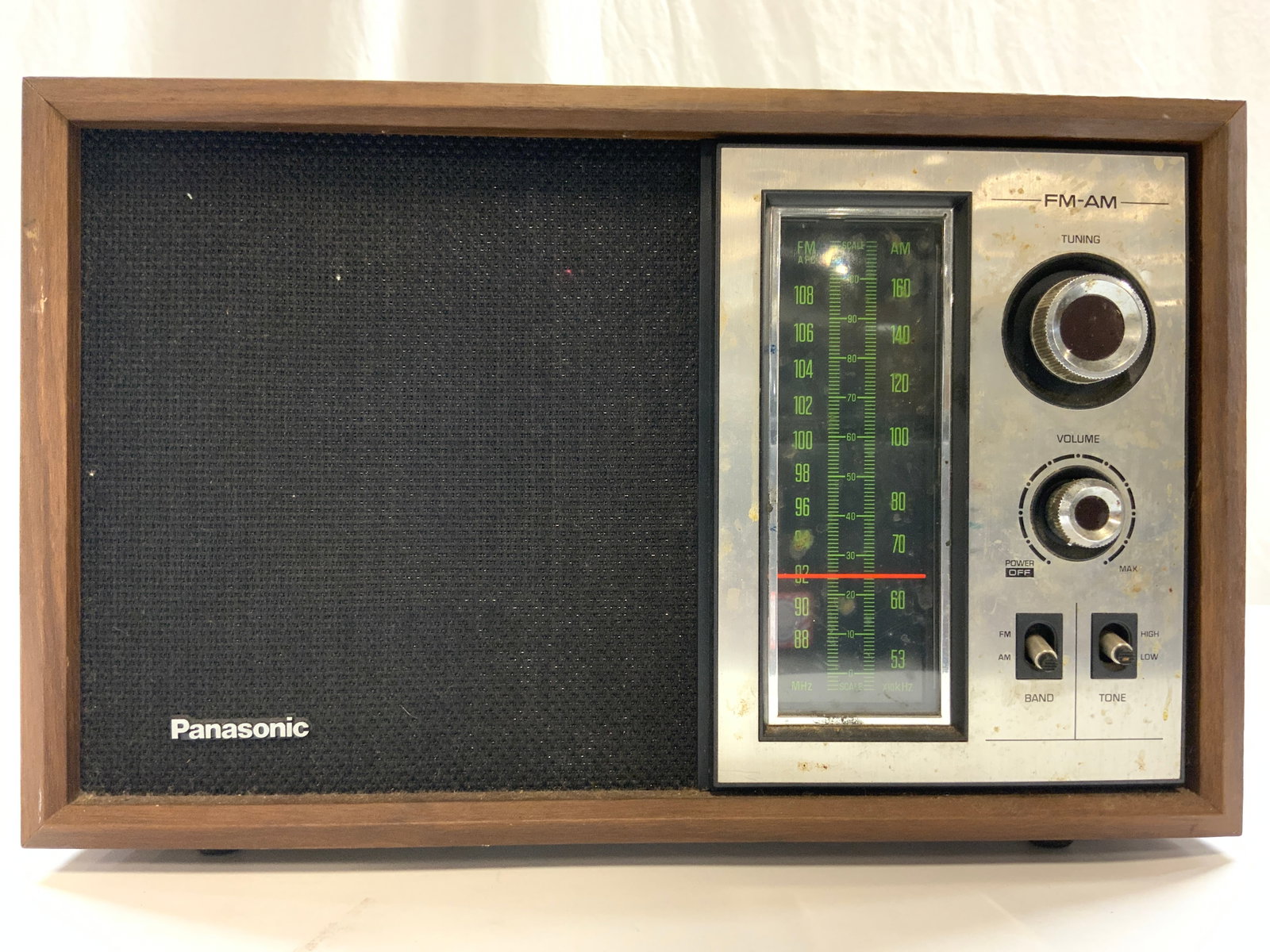 PANASONIC Vntg AM/FM Radio RE 6286: Radio trademarked PANASONIC. Model no RE 6286. Piece is brown toned and vintage with veneer outer shell. Right side is silver toned. Piece has Tuning, & Volume knobs, am fm & Tone switches. Radio has 