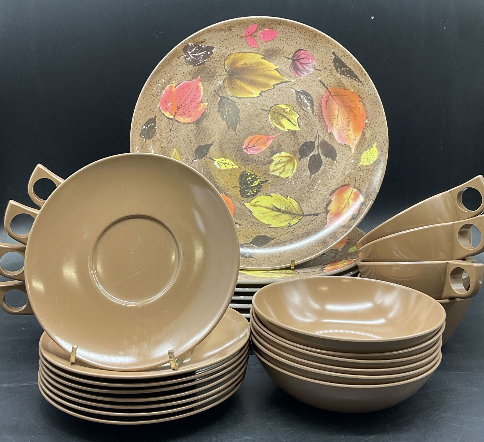 30 PARK AVENUE Vintage Melamine Dinnerware: Thirty pieces of PARK AVENUE Vintage Melamine Dinnerware. Comes with saucers, teacups, bowls, and dinner plates. The dinner plates are marked PARK AVENUE on the undersides. The dinner plates measure a