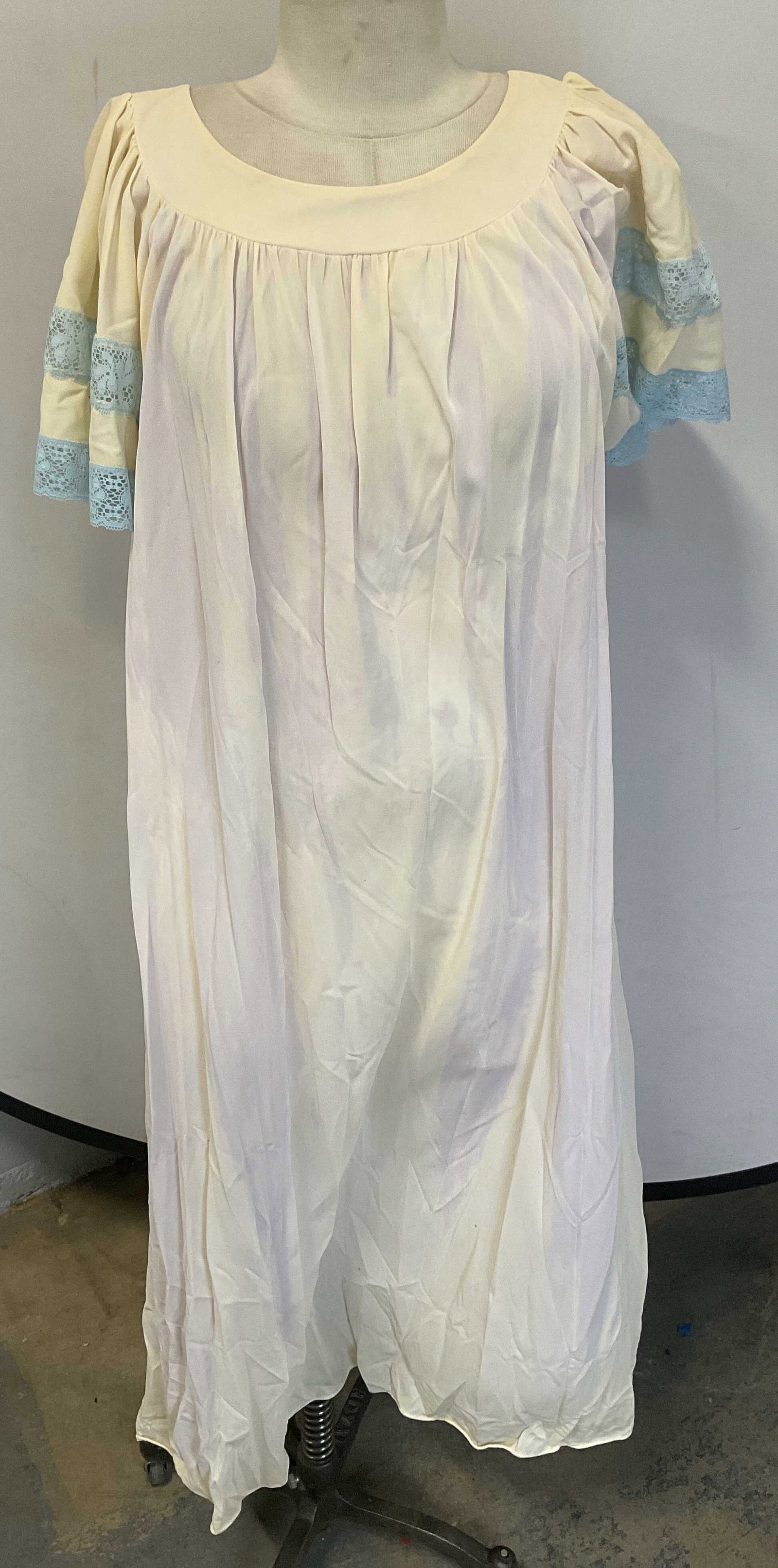 Vintage Val Mode Blue Lace Nightgown: Vintage Val Mode nightgown with blue lace trim. Pink, yellow discoloration. Size medium. 100% nylon. Val mode, Val mode nightgown, ladies designer nightgown, ladies vintage nightgown, ladies nightgown