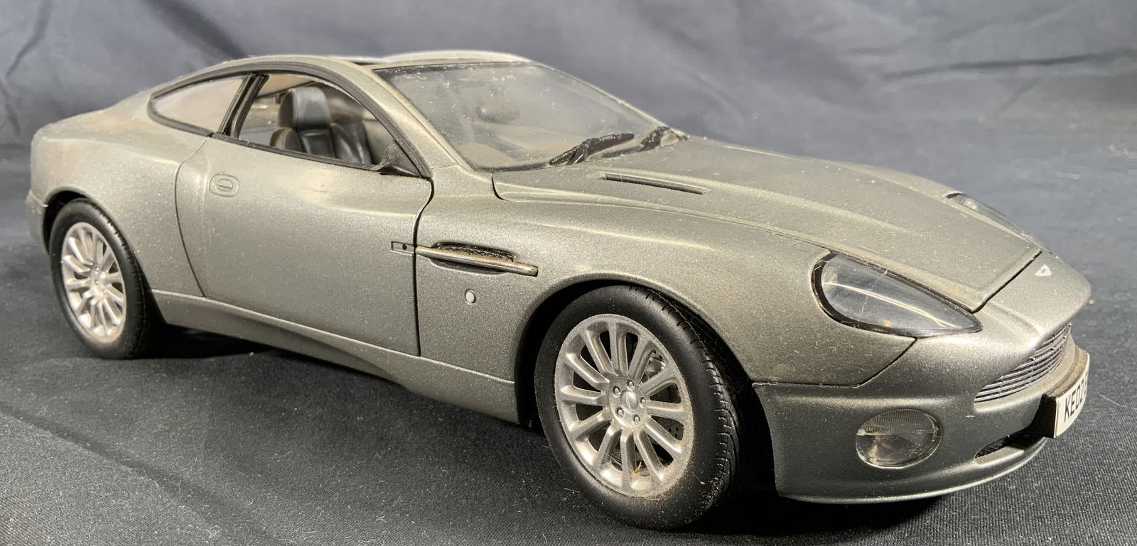 James Bond Aston Martin V12 Vanquish Model Car (1 of 10)