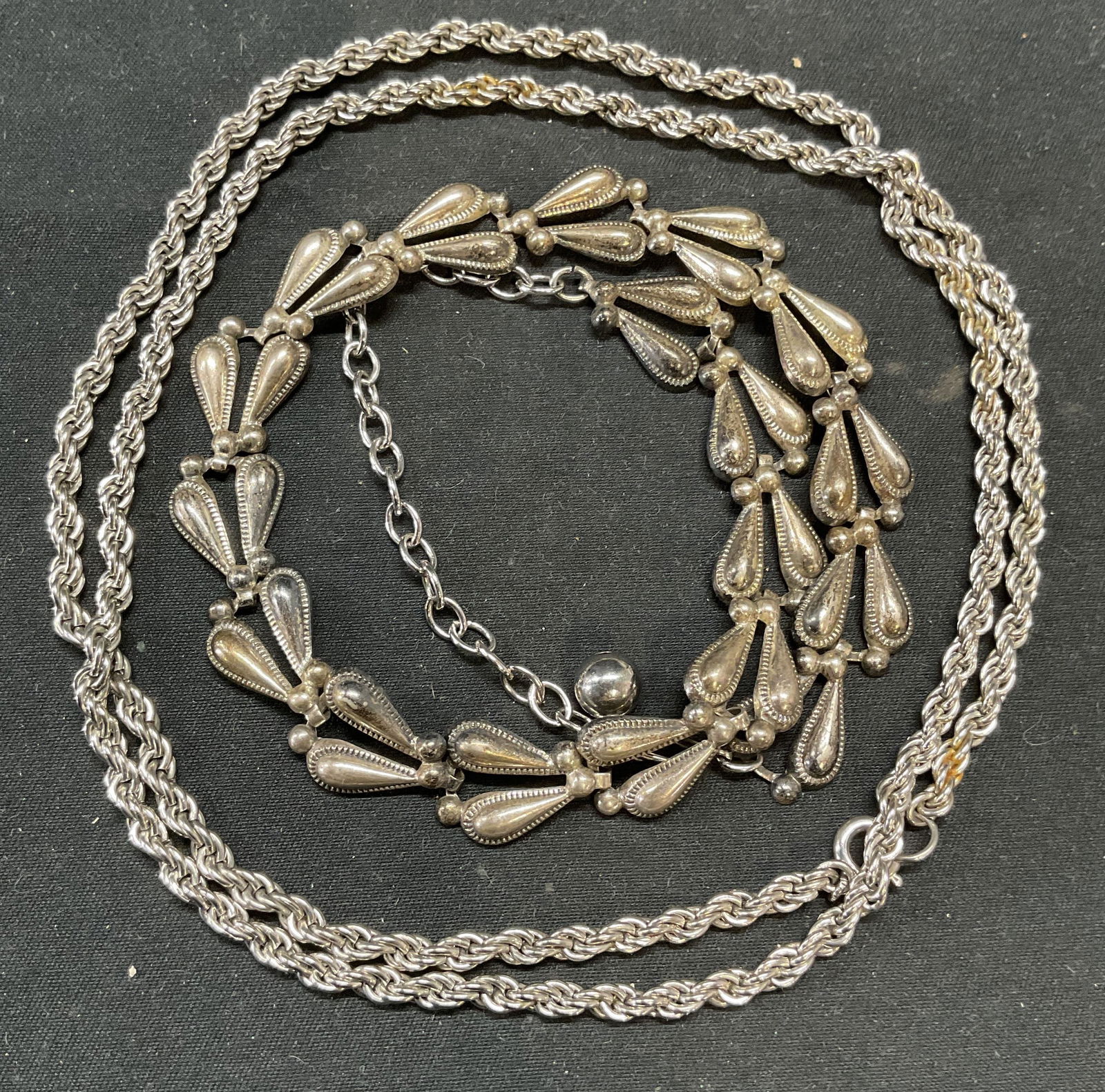 Lot 2 Vintage Silver Tone Necklaces (1 of 8)