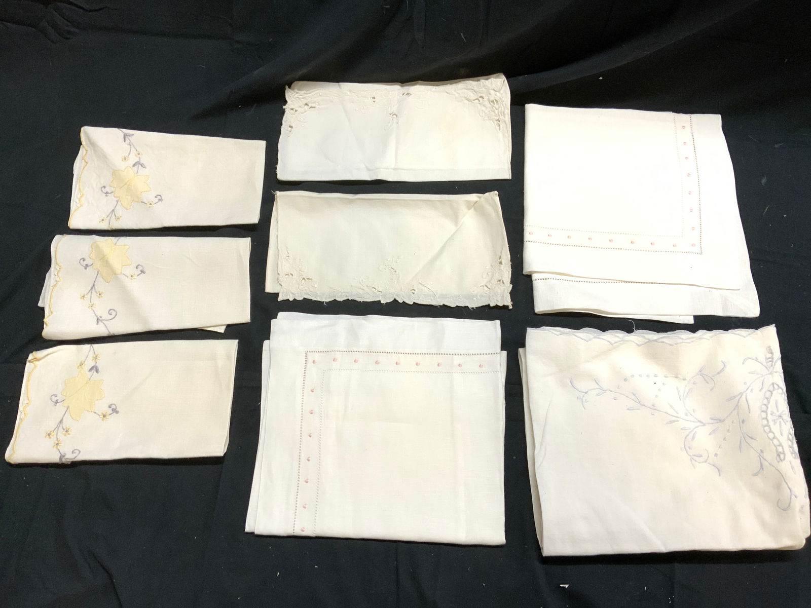 Lot 8 Vintage Assorted Table Linens & More (1 of 6)
