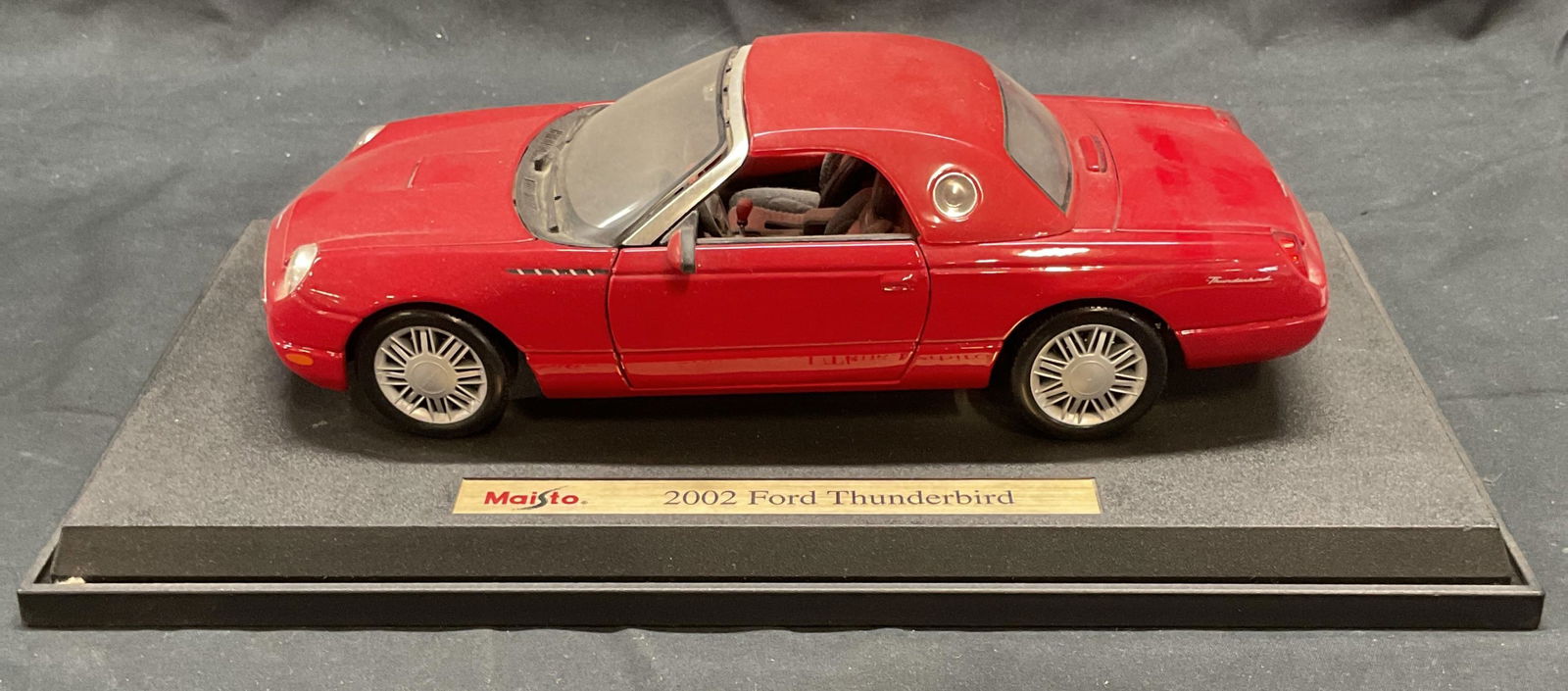 Maisto 2002 Ford Thunderbird Model Car Display (1 of 6)
