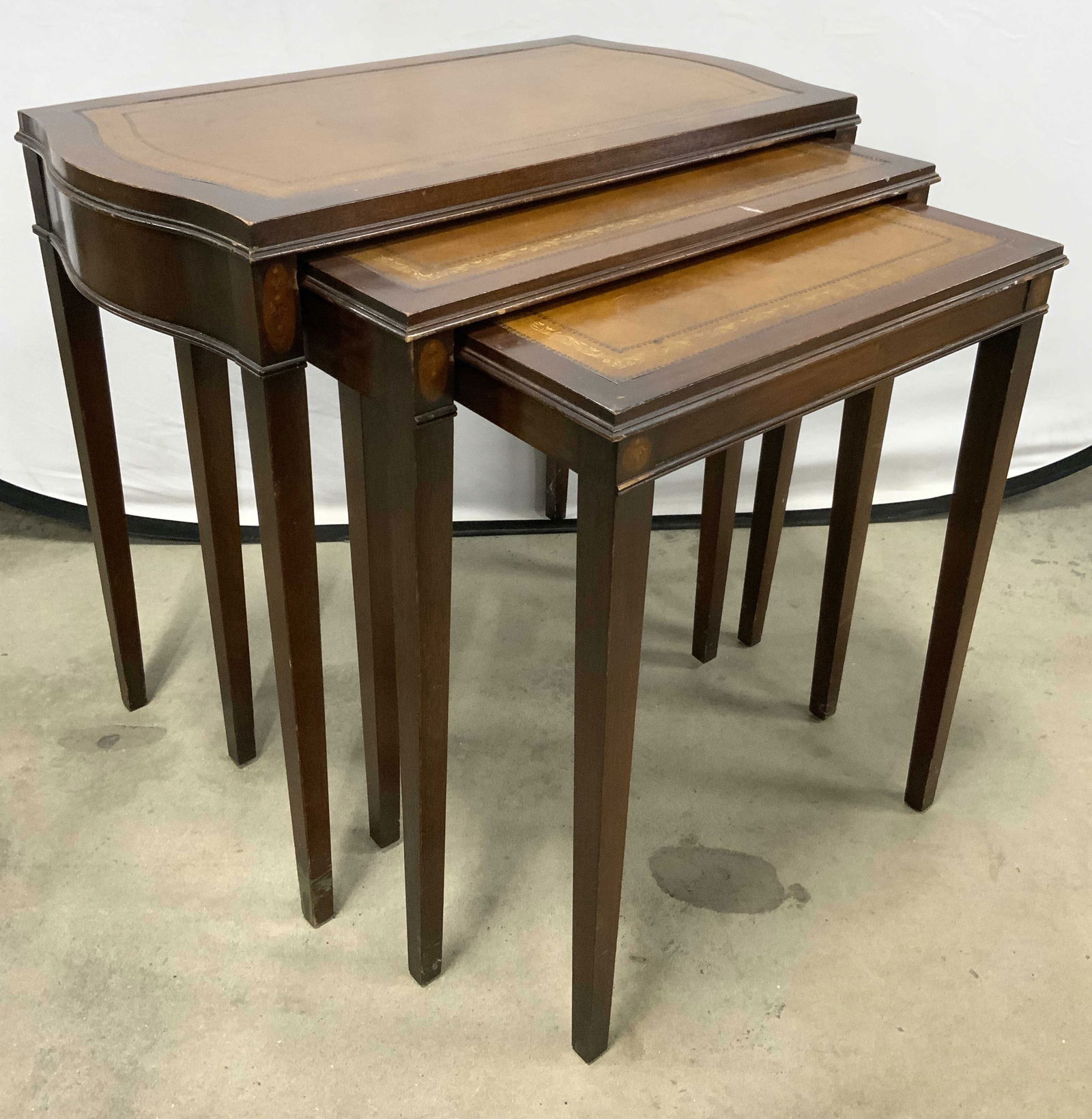 Vntg Set 3 Mahogany Leather Top Nesting Tables (1 of 10)