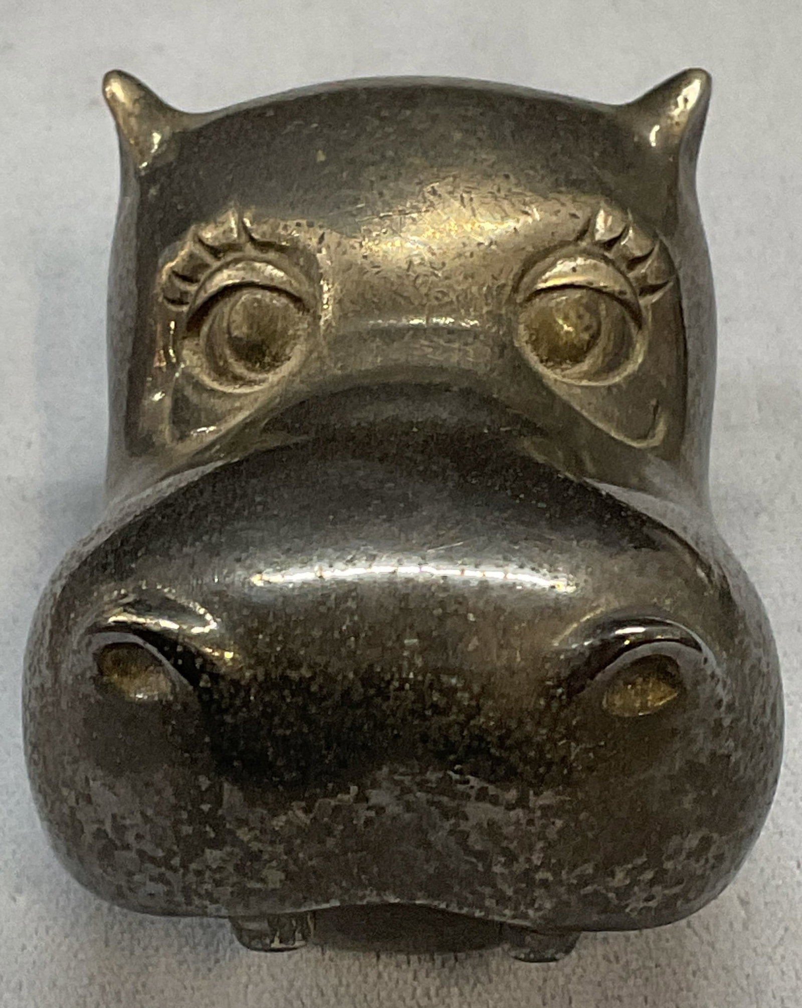 Vntg Reed & Barton Silver Pl Hippo Trinket Box: Vintage Reed and Barton silver plated hippopotamus head hinged lid trinket box/tooth fairy box. Signed R & B on underside. Measures approx. 2.25 x 1.5 x 1.25 inches. Piece has weight. Surface wear inc
