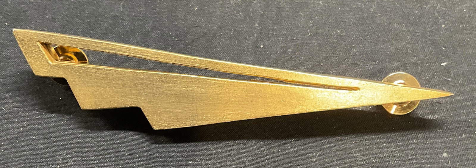 1988 Lee Wolfe Gold Tone Modernist Pin: Vintage 1988 signed Lee Wolfe modernist gold tone pin. Double pin backing. Signed and dated along side. Measures approx. 4 x 7/8 inches. Some surface wear including scratching observed. Jewelry, estat