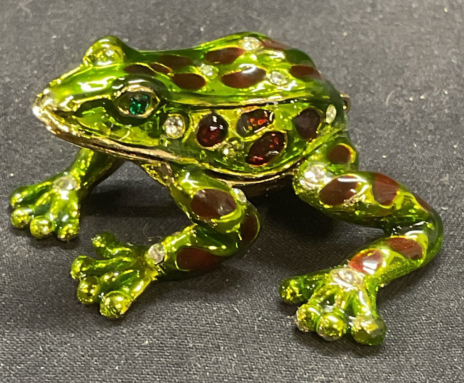 Keren Kopal Enameled Crystal Frog Pill Box: Keren Kopal frog motif pill box with enameled and crystal decoration. Signed on interior. Measures approx. 1.5 x 1.5 x .75 inches. Some surface wear including scratching observed. Keren Kopal, Keren K