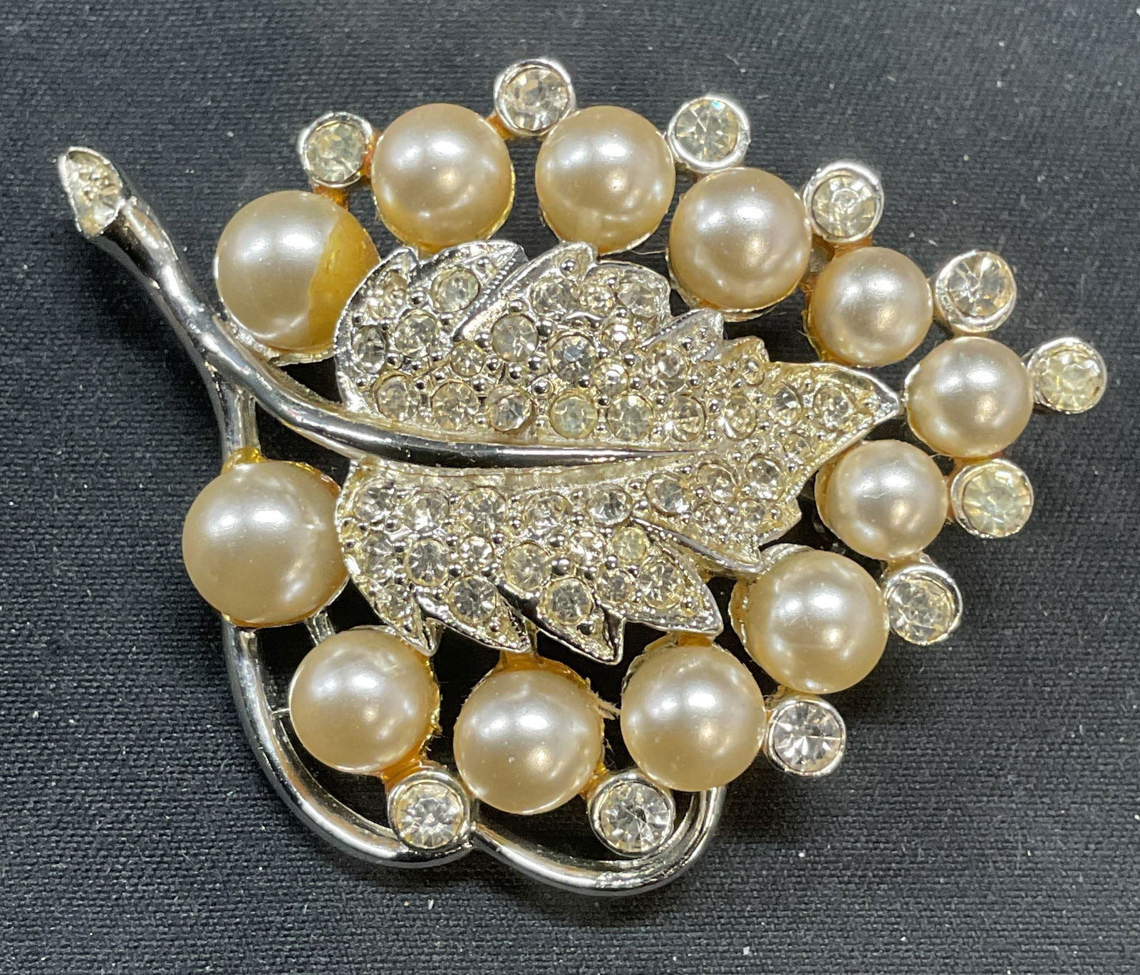 Vtg Silver Tone Faux Pearl & Crystal Leaf Brooch (1 of 6)