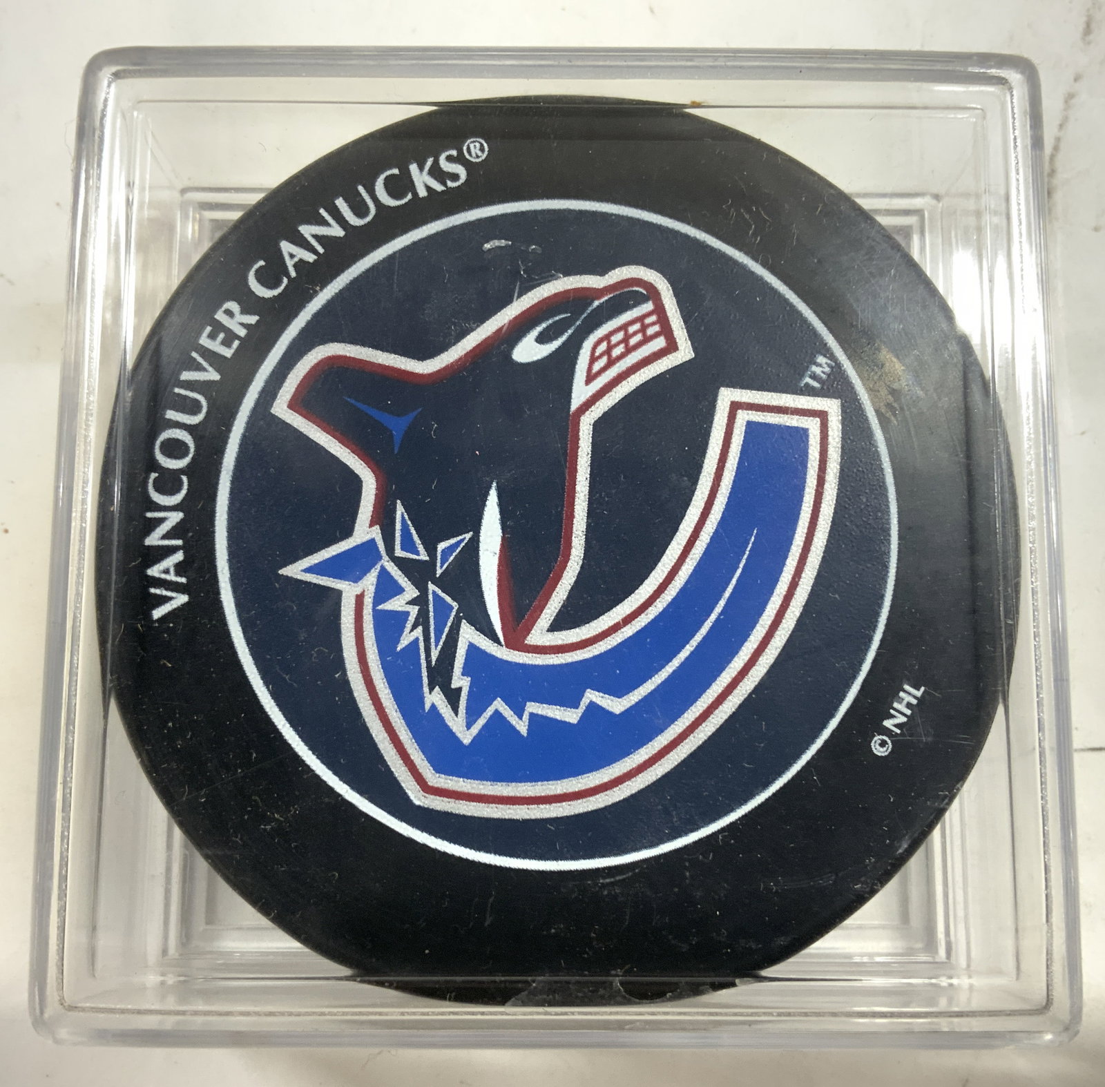 NHL VANCOUVER CANUCKS Hockey Puck In Case (1 of 6)