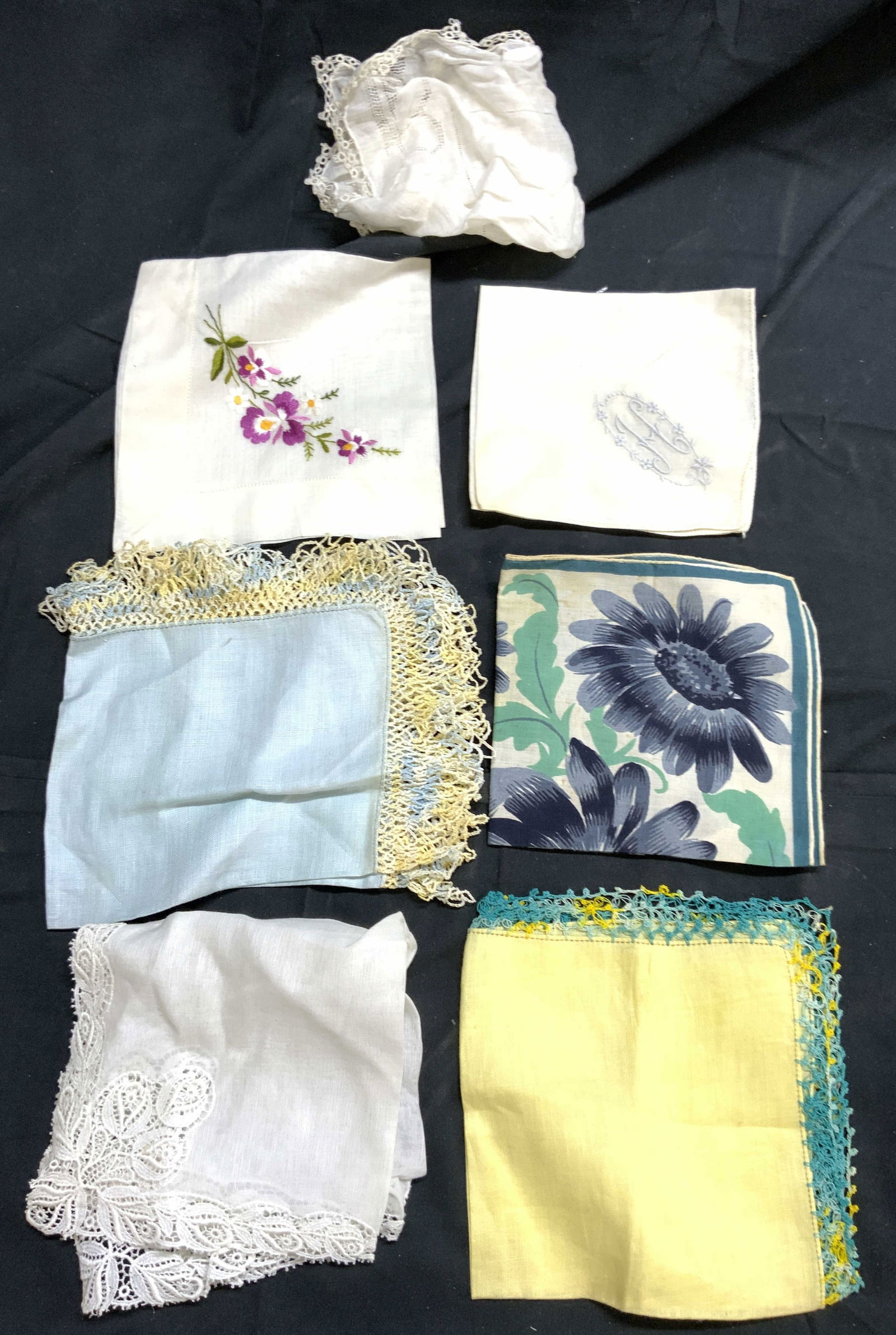 Lot 7 Vintage Assorted Table Linens (1 of 9)