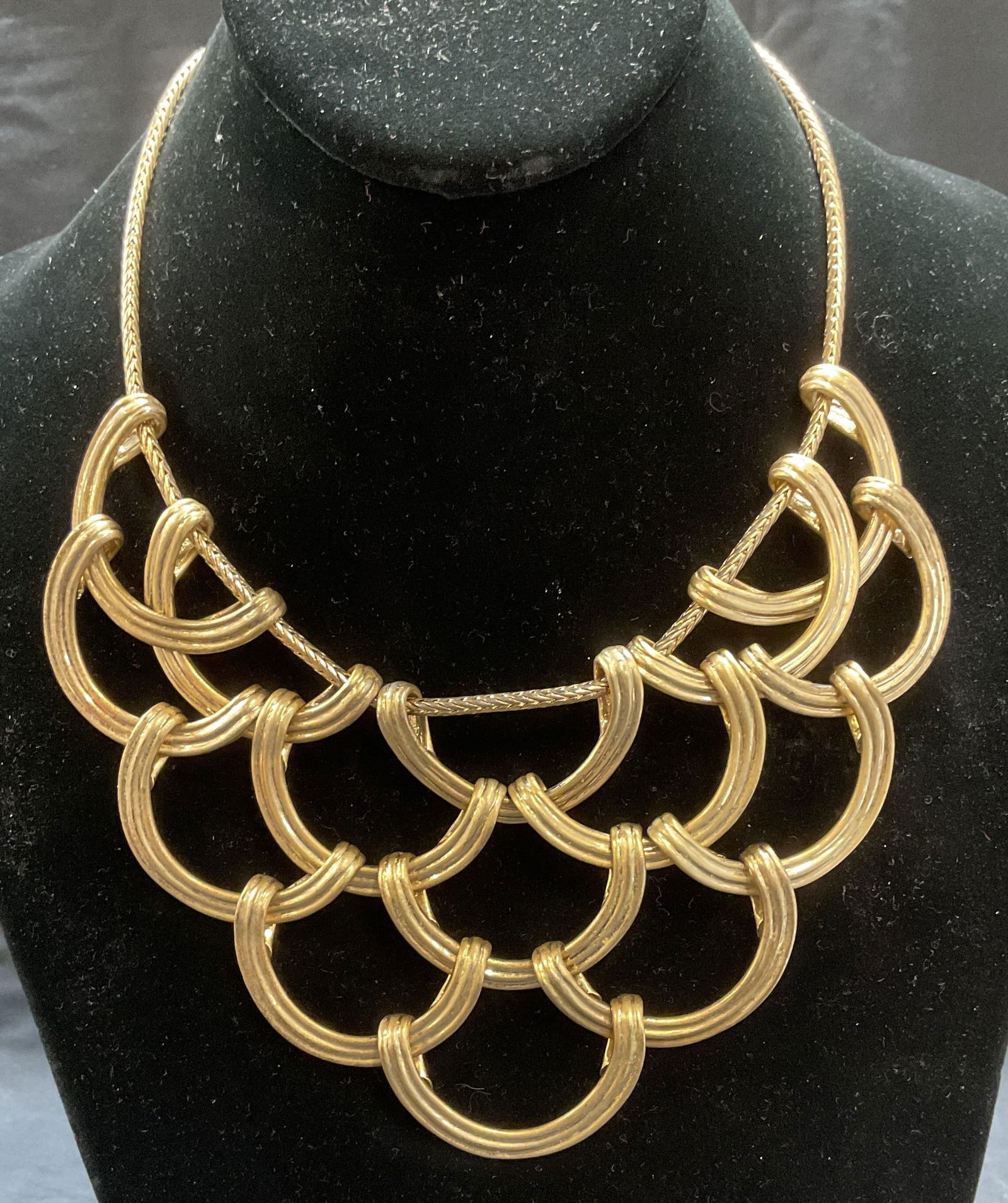 Vtg St Thomas Gold Tone Pendant Necklace (1 of 6)