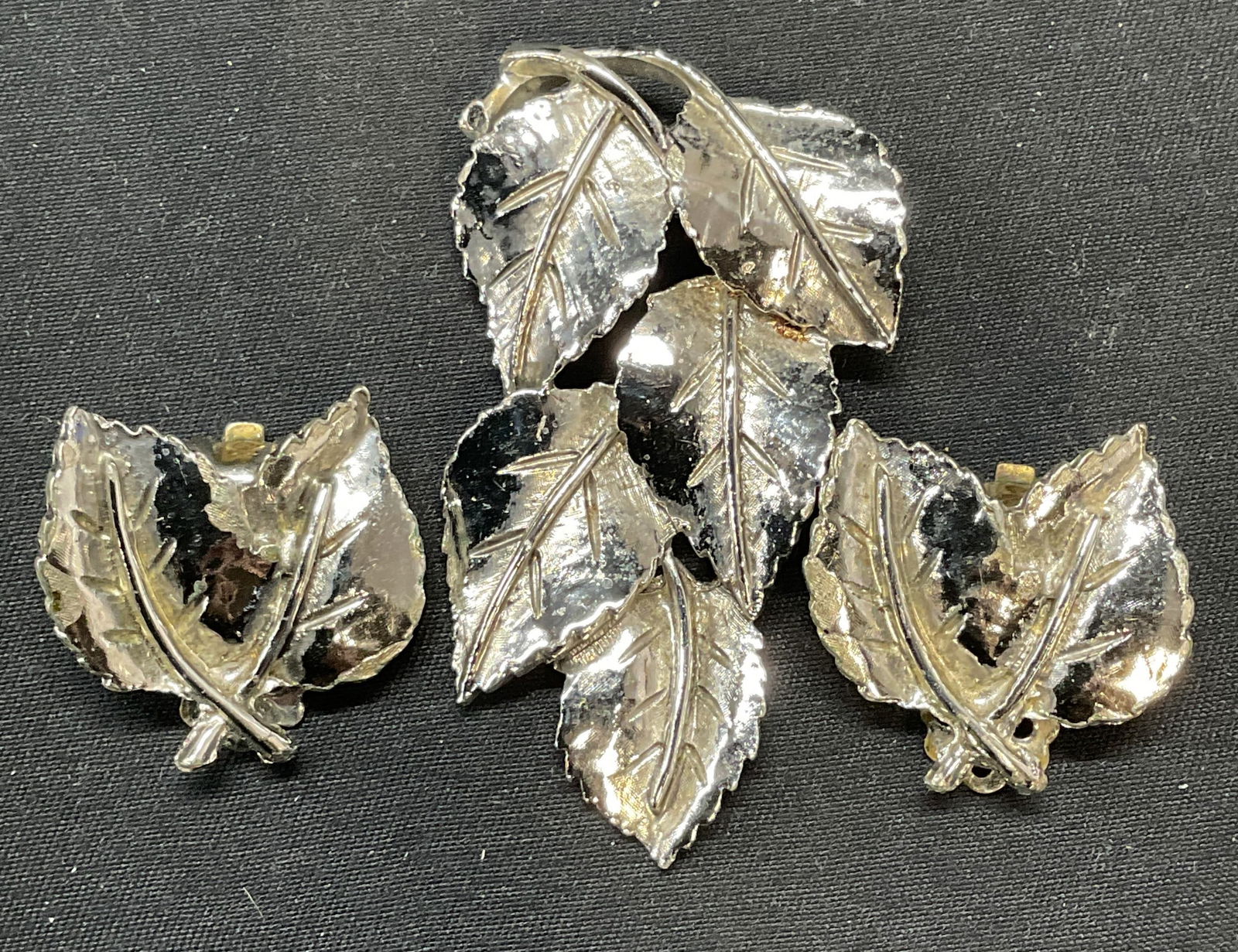 Lot 2 Silver Tone Leaf Brooch & Earrings (1 of 7)