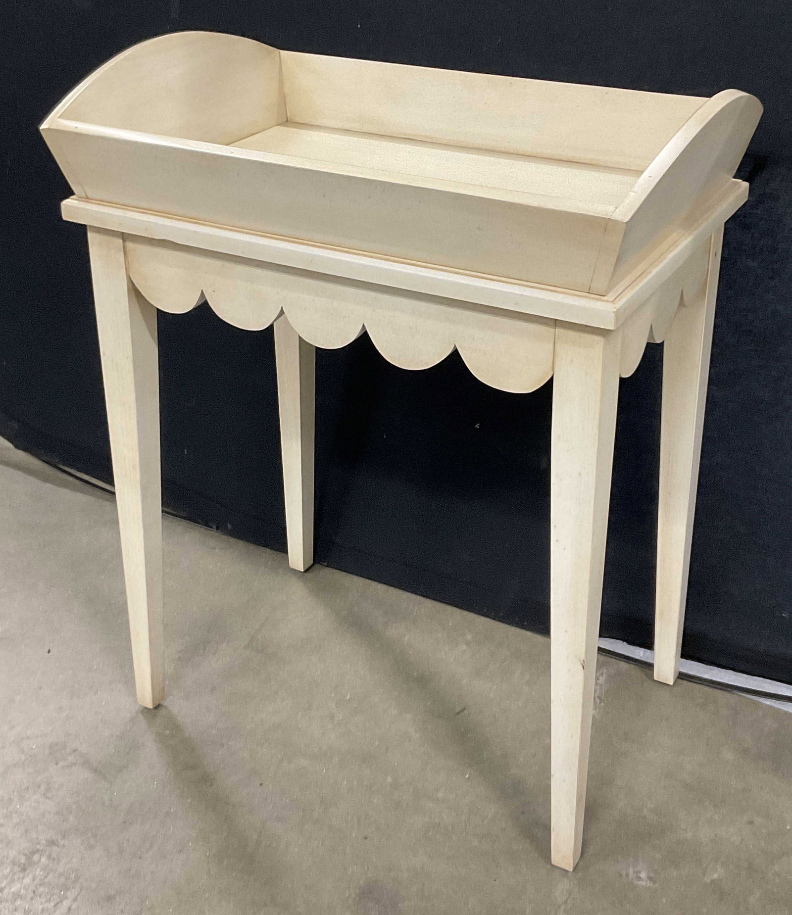 ETHAN ALLEN Wooden Scalloped Base Side Table (1 of 8)