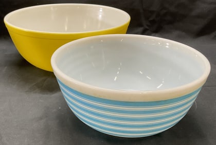 Lot 2 Vintage Pyrex Glass Bowls