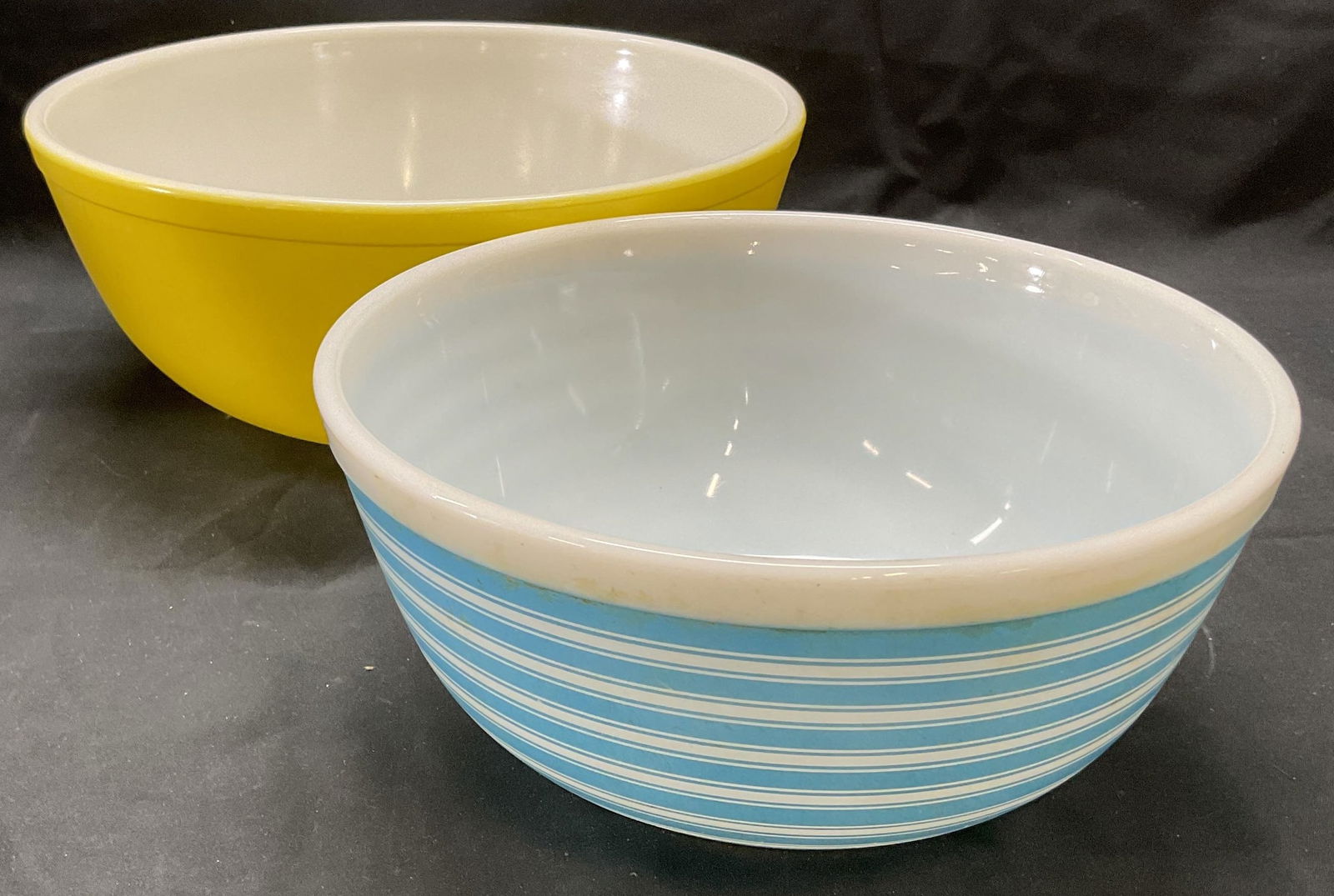 Lot 2 Vintage Pyrex Glass Bowls (1 of 6)