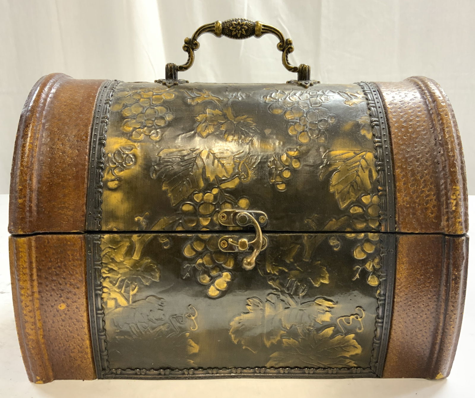 Treasure Chest Style Keepsake Box W Lid & Handle (1 of 9)