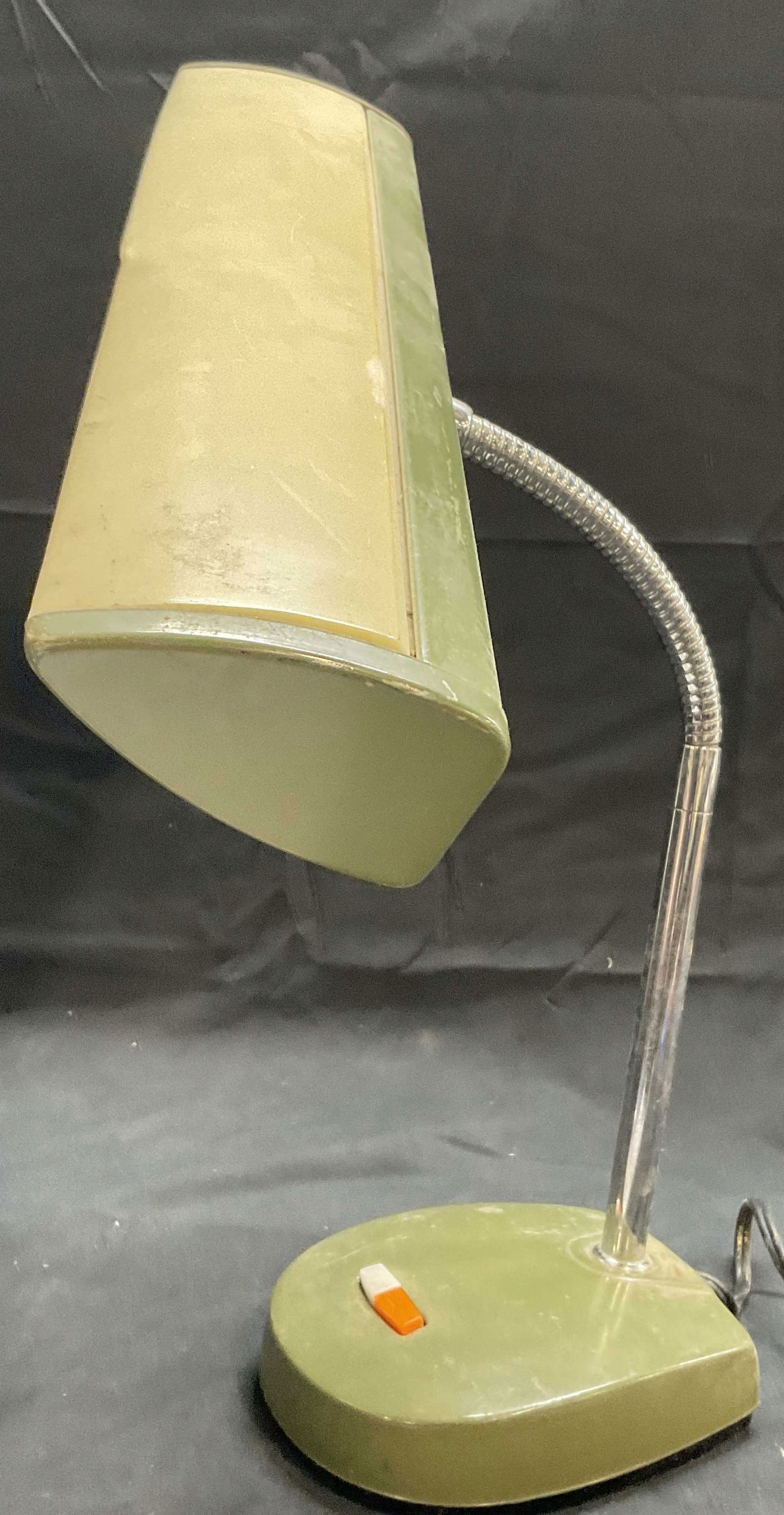 MOBILITE Vintage Green Metal Desk Lamp (1 of 10)