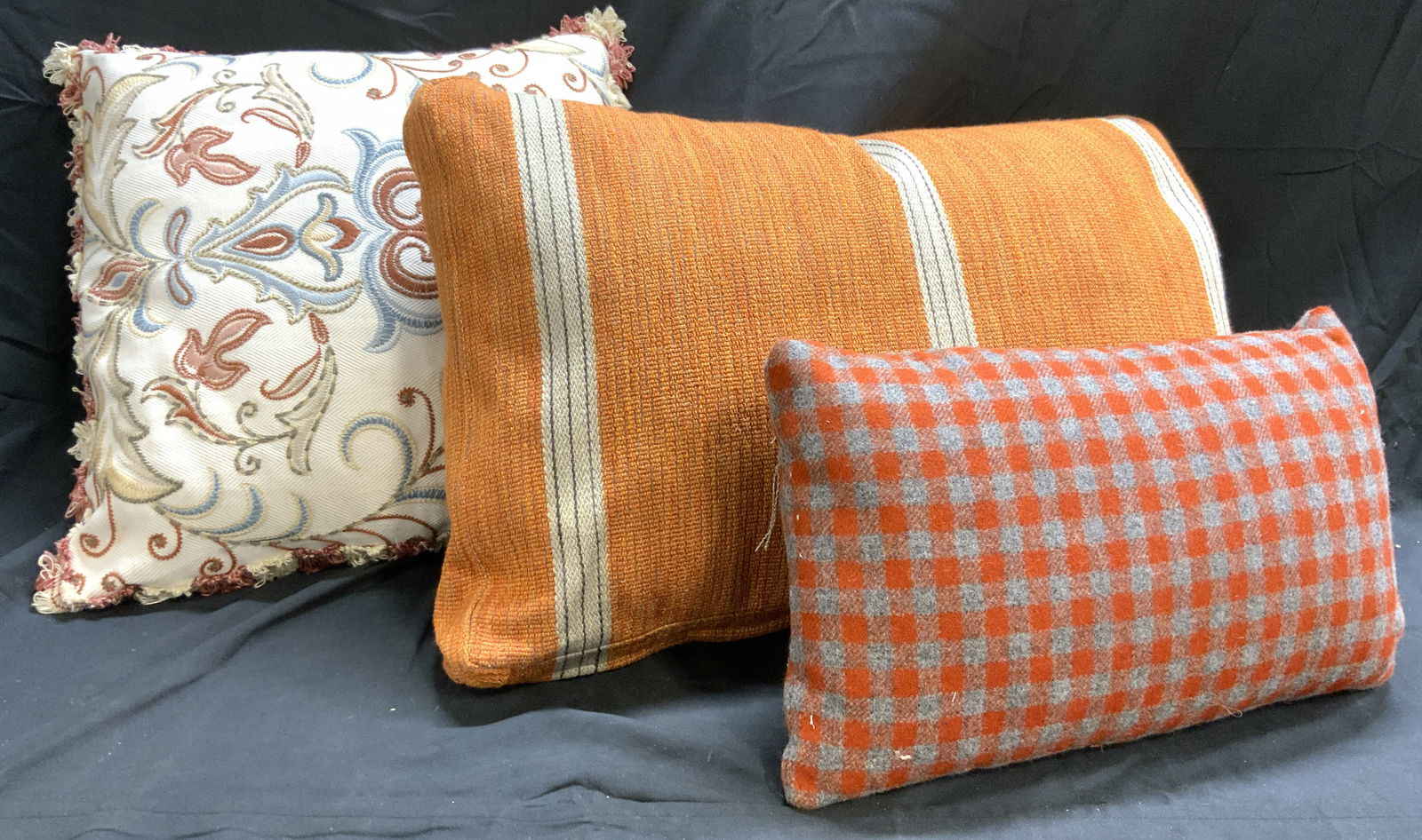 Lot 3 Assorted Throw Pillows Sofa Pillows (1 of 8)