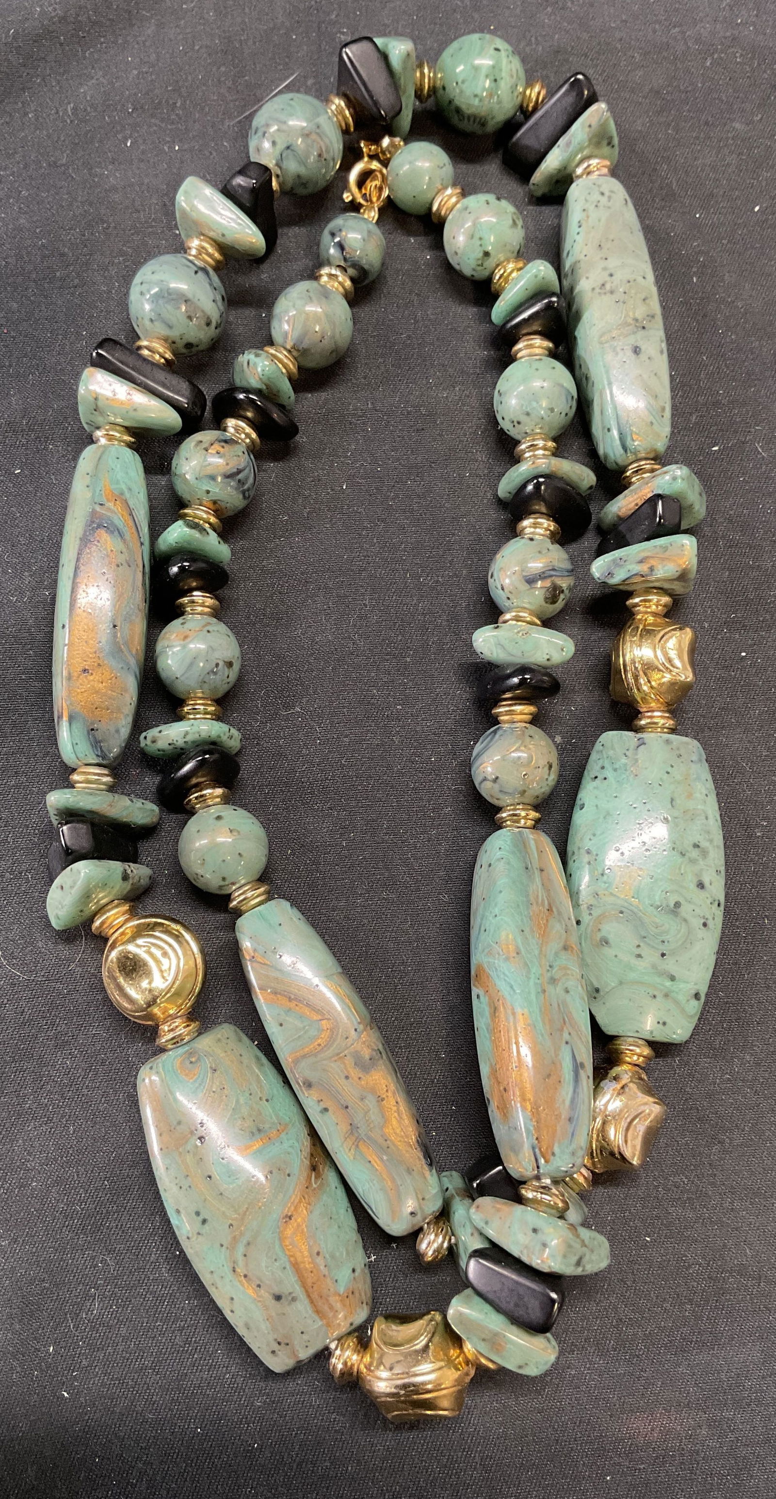 Vintage Gold Tn Green Lucite Beaded Necklace (1 of 6)