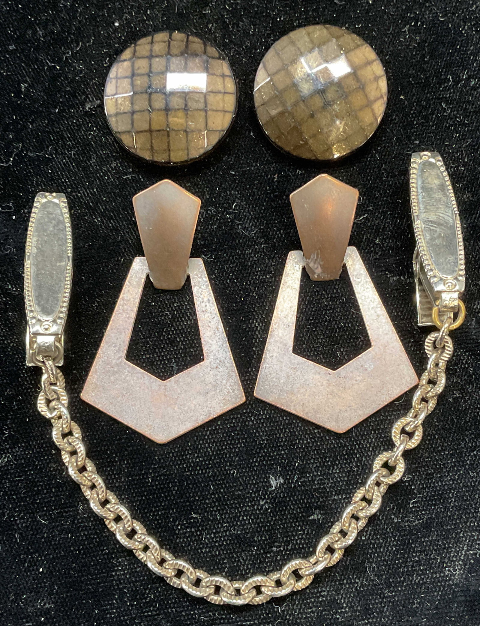 Lot 3 Copper & Metallic Earrings, Sweater Clip: Lot of 3 jewelry pieces. Vintage gold tone double sweater clips on chain. Measure approx. 7.5 inches total length. Metallic clip on earrings and copper dangle earrings with post back. Larger pair meas